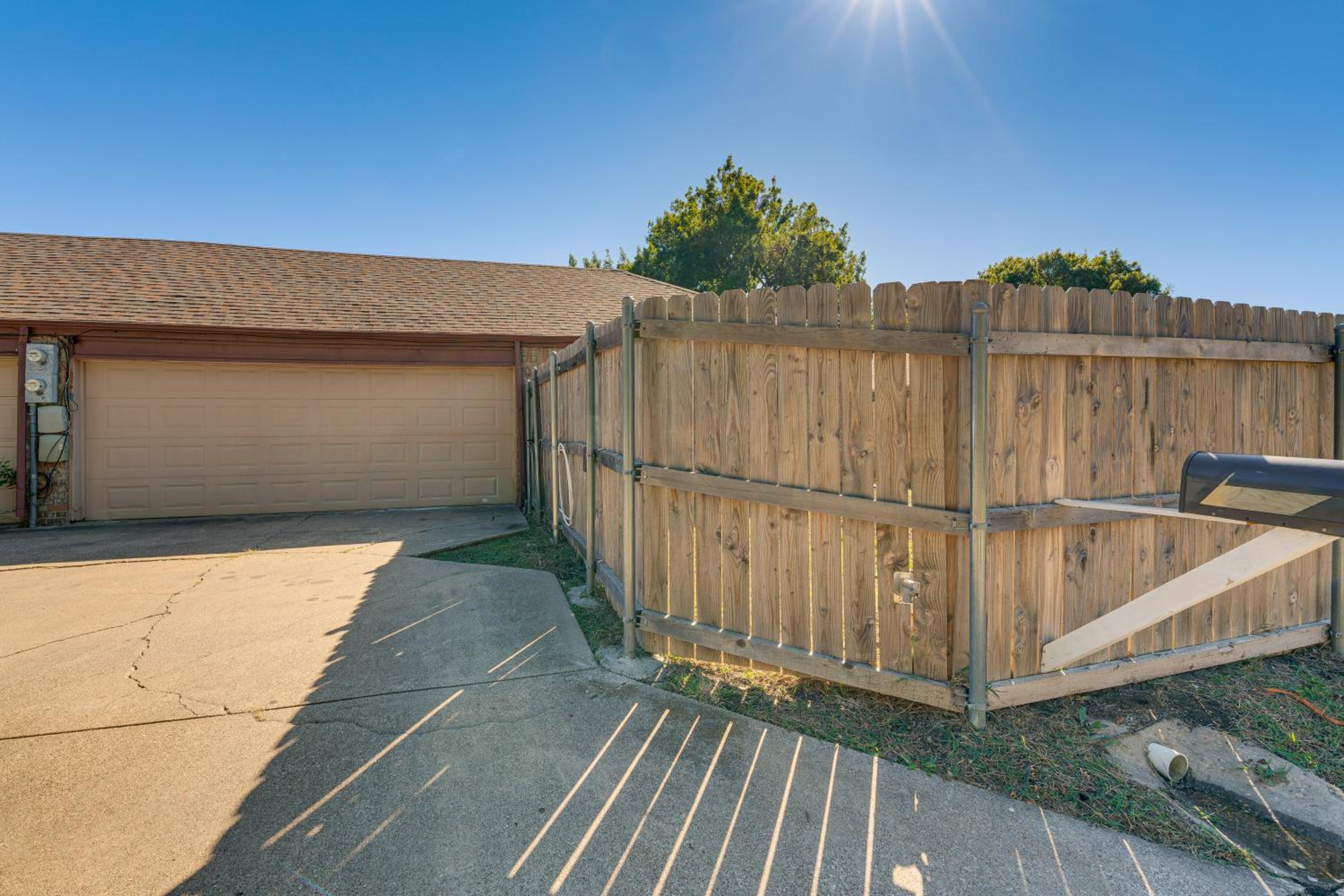 5 Mi to UT Dallas Family-Friendly Duplex with Patio