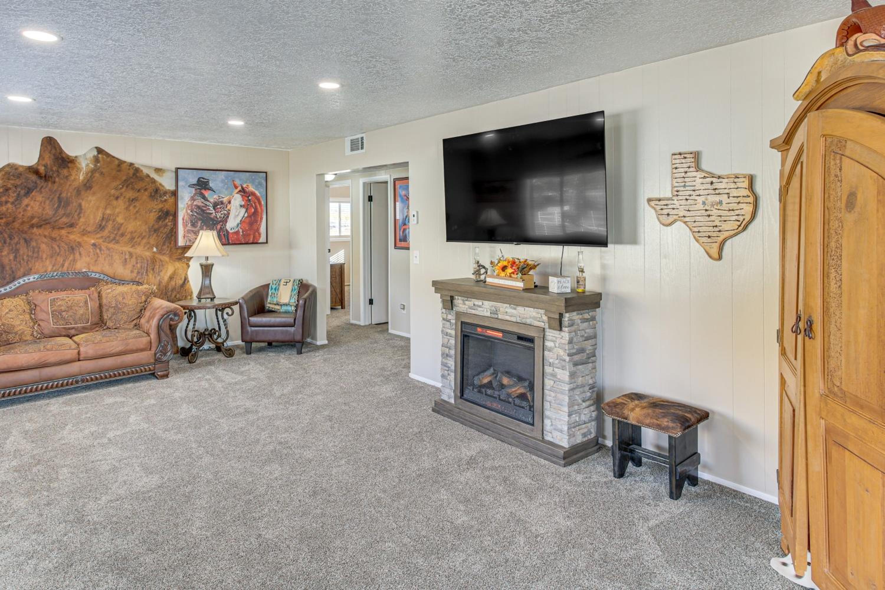 On 17-Acre Lot with Barn and Patio Rural Aztec Home