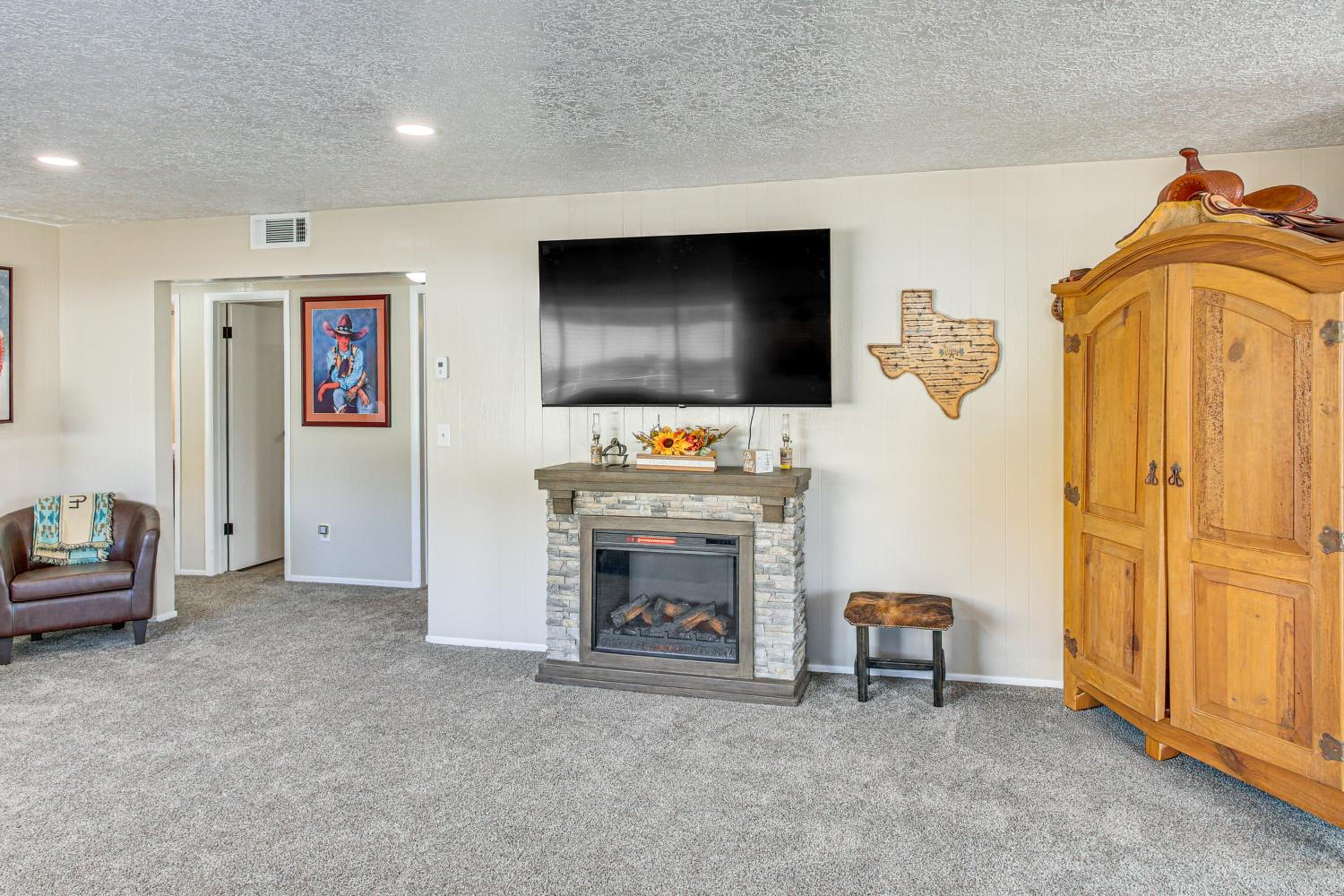 On 17-Acre Lot with Barn and Patio Rural Aztec Home
