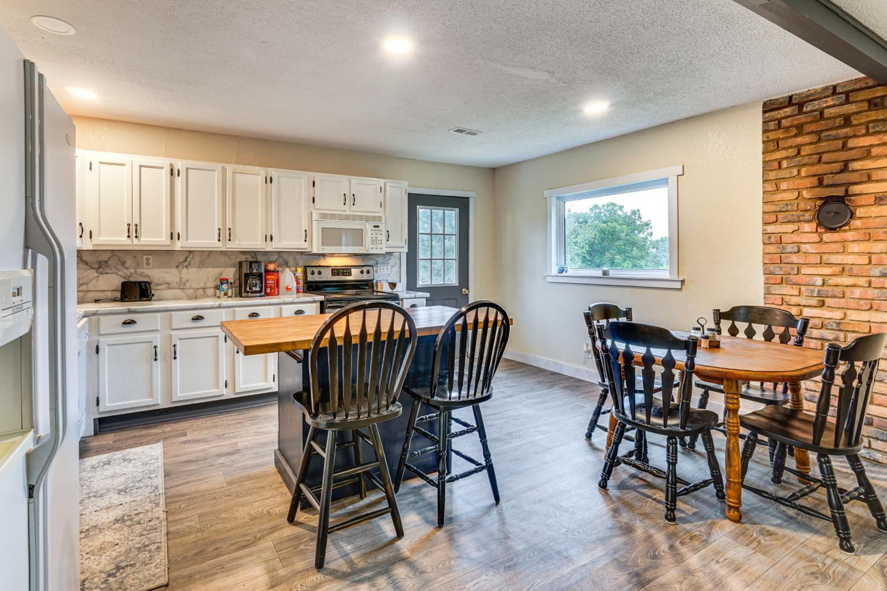 Dog-Friendly Cabin with Yard Near Auxvasse Creek!