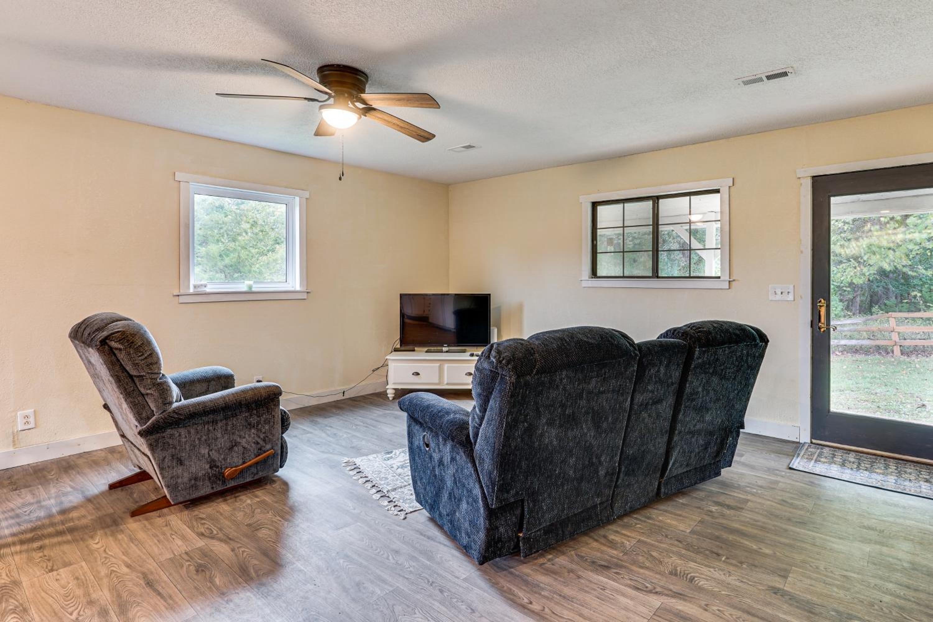 Dog-Friendly Cabin with Yard Near Auxvasse Creek!