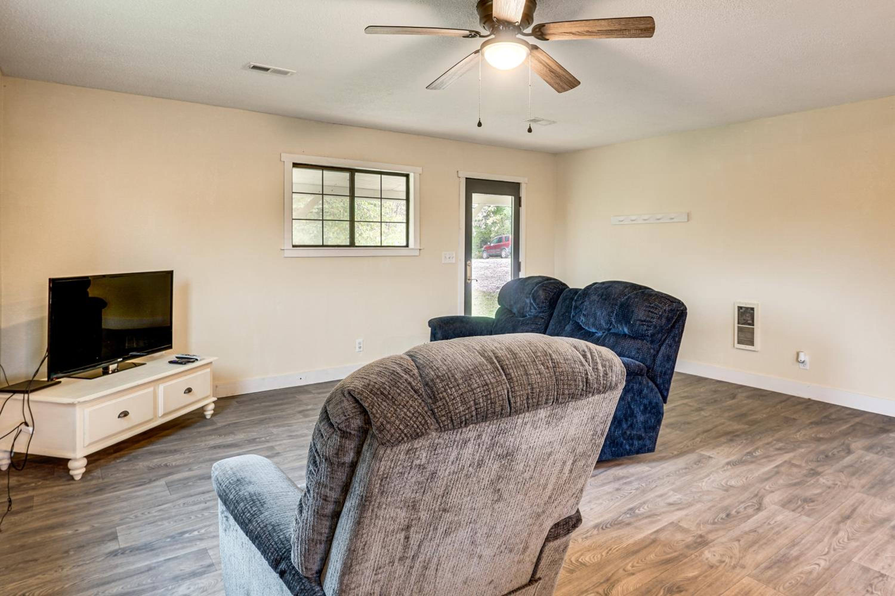 Dog-Friendly Cabin with Yard Near Auxvasse Creek!