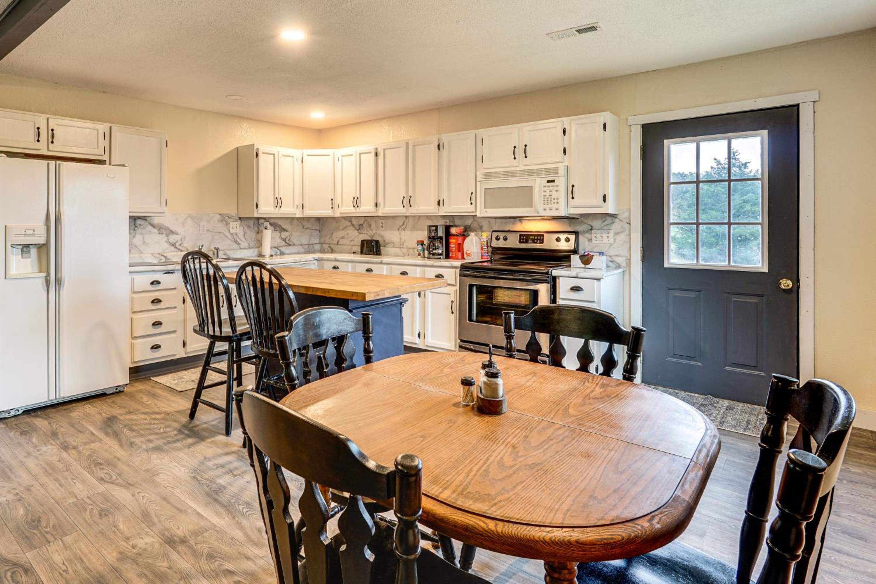 Dog-Friendly Cabin with Yard Near Auxvasse Creek!