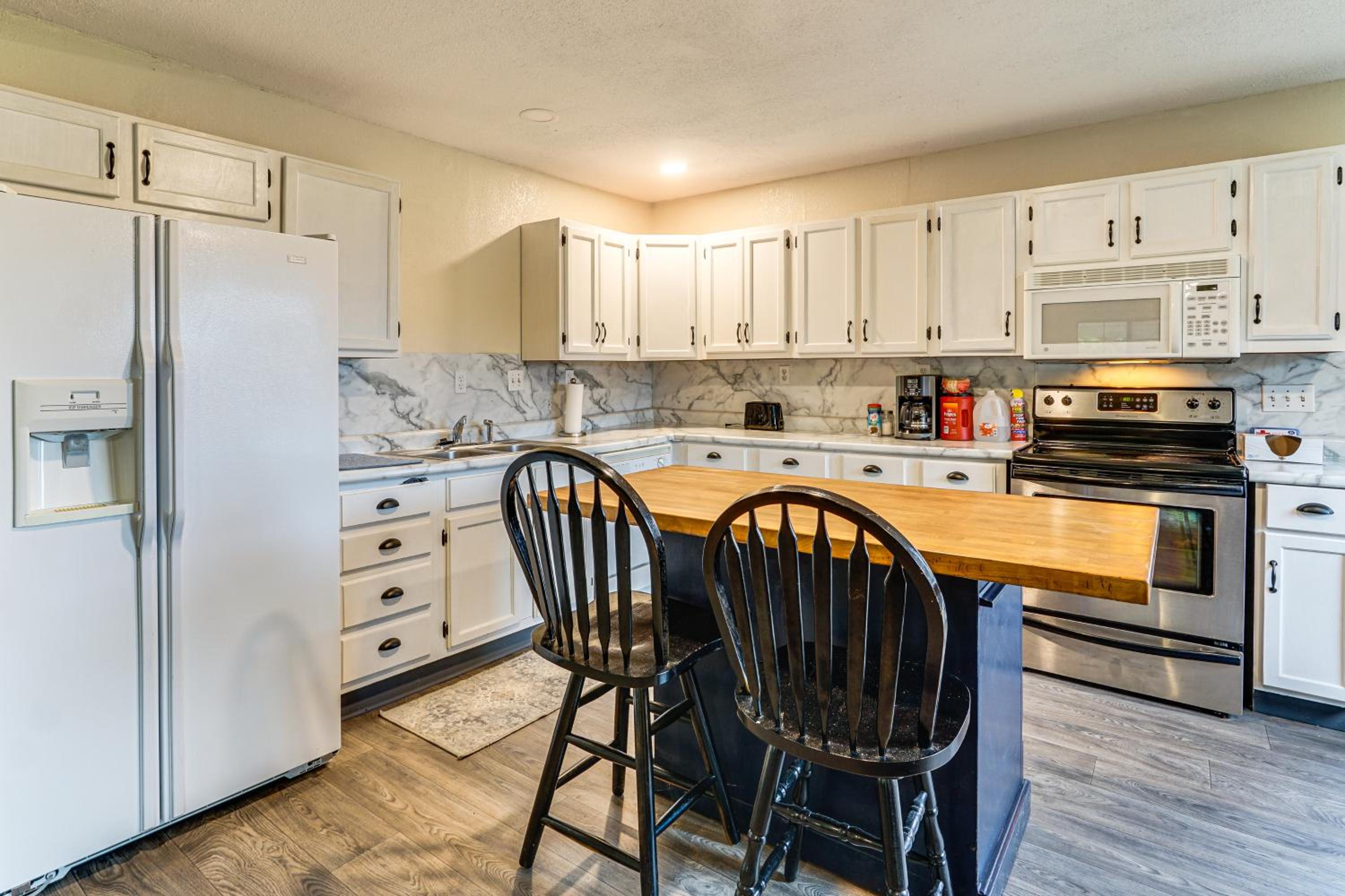 Dog-Friendly Cabin with Yard Near Auxvasse Creek!