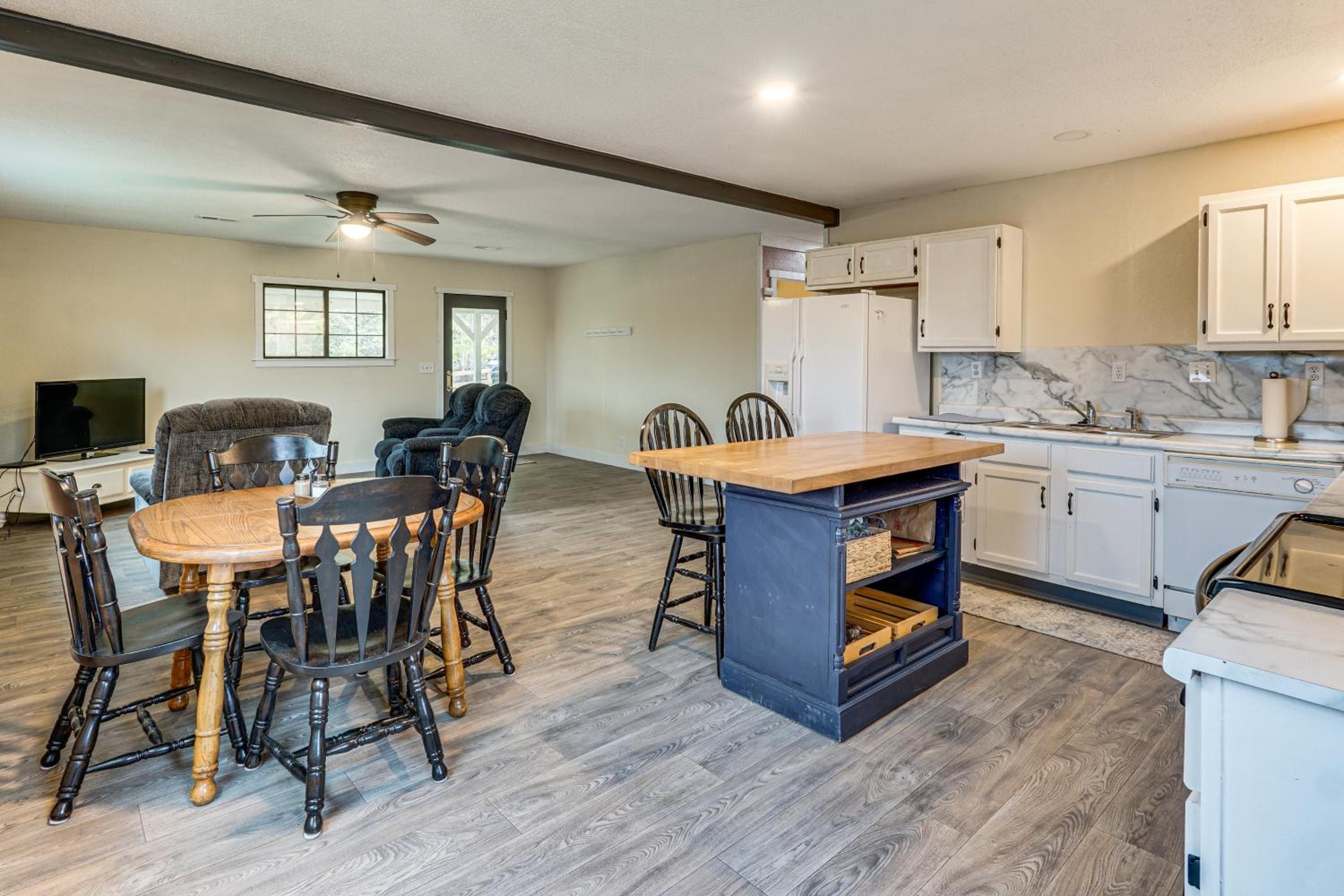 Dog-Friendly Cabin with Yard Near Auxvasse Creek!