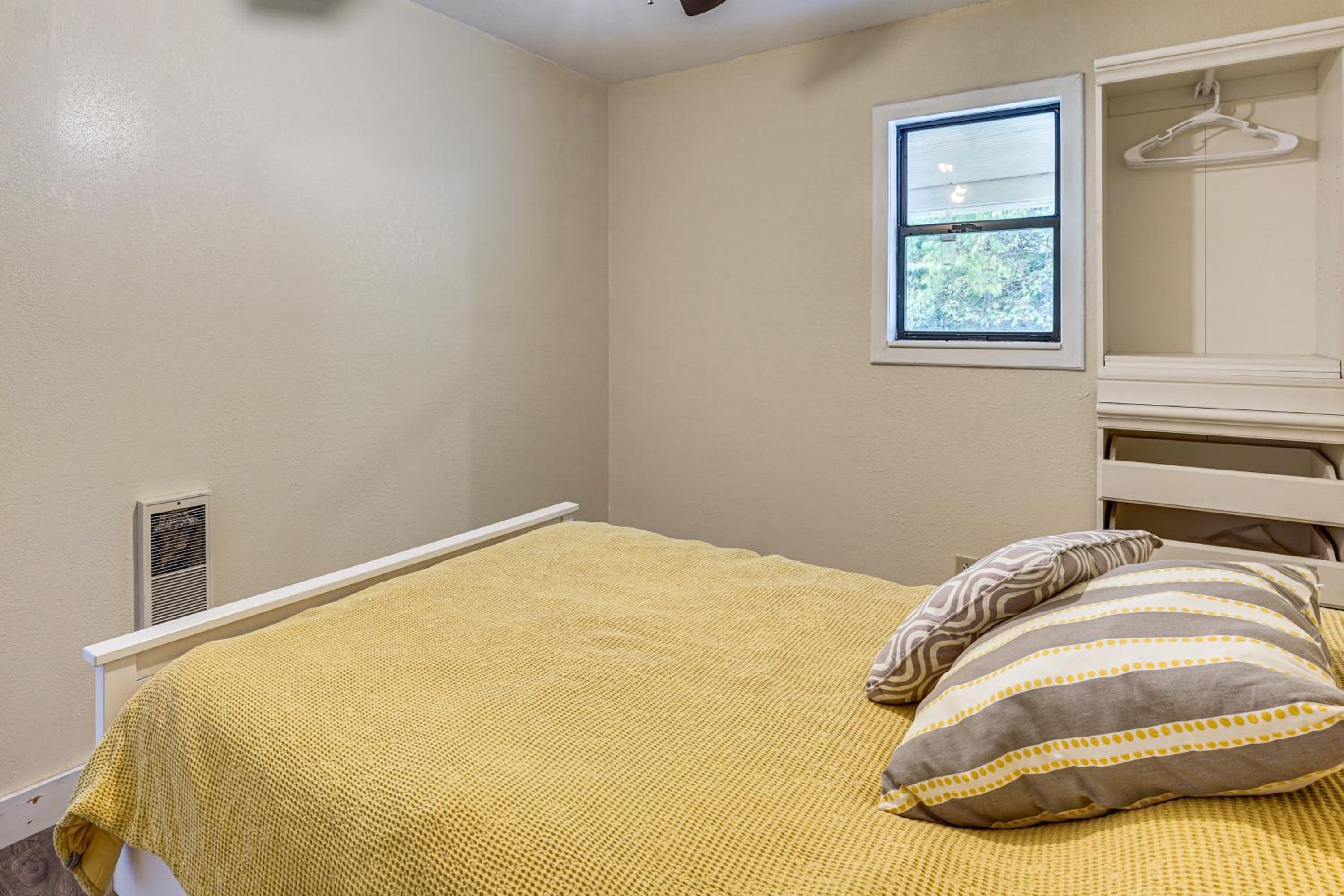 Dog-Friendly Cabin with Yard Near Auxvasse Creek!
