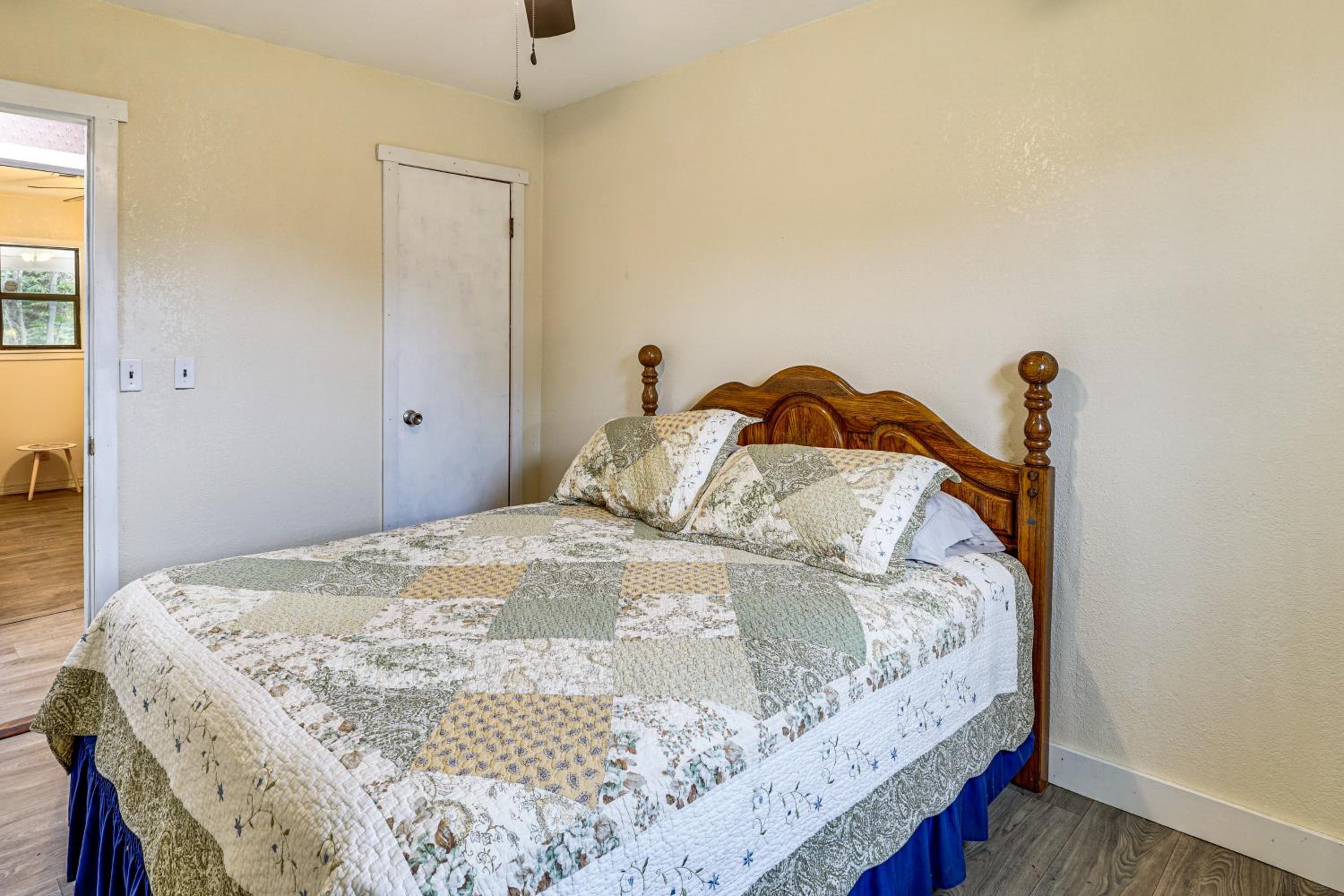 Dog-Friendly Cabin with Yard Near Auxvasse Creek!