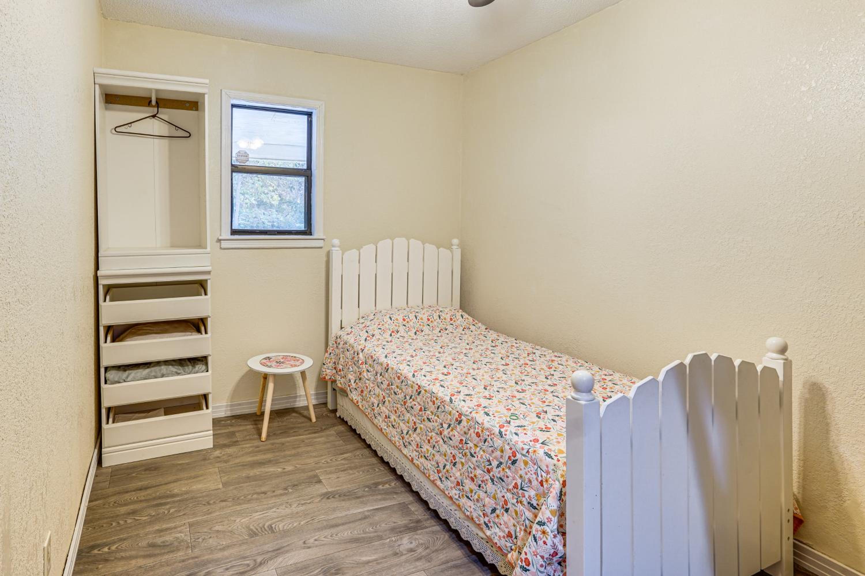 Dog-Friendly Cabin with Yard Near Auxvasse Creek!
