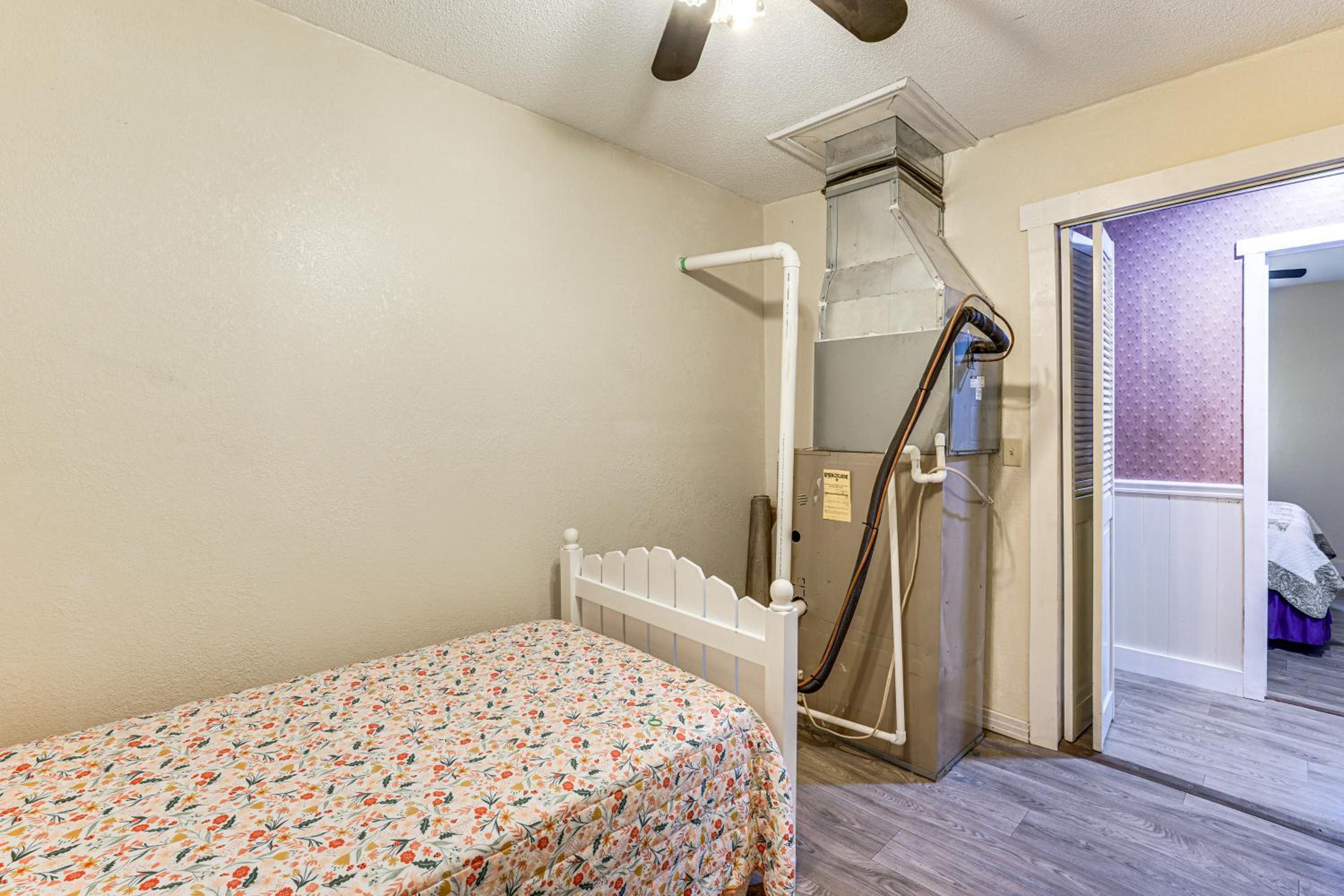 Dog-Friendly Cabin with Yard Near Auxvasse Creek!