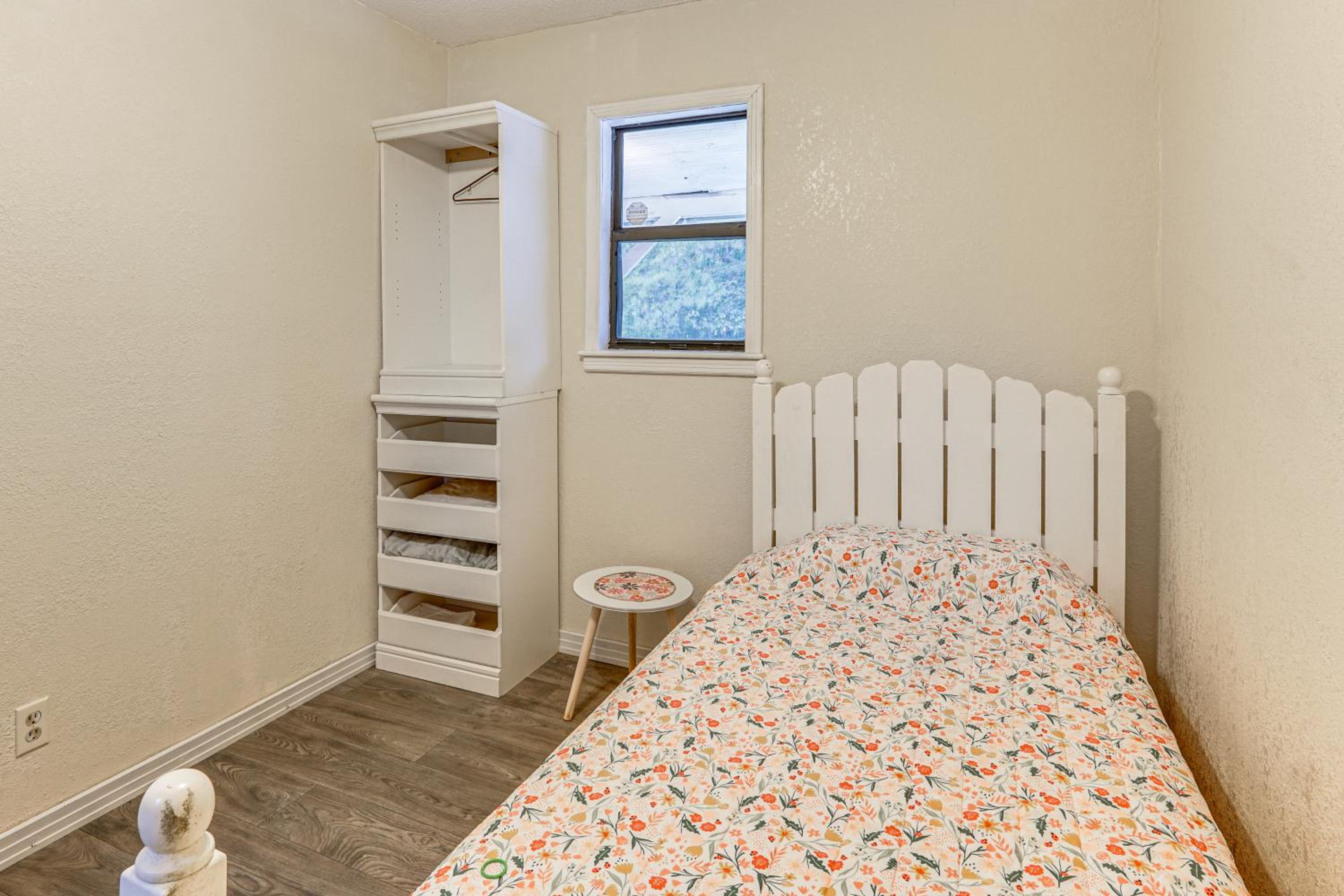 Dog-Friendly Cabin with Yard Near Auxvasse Creek!