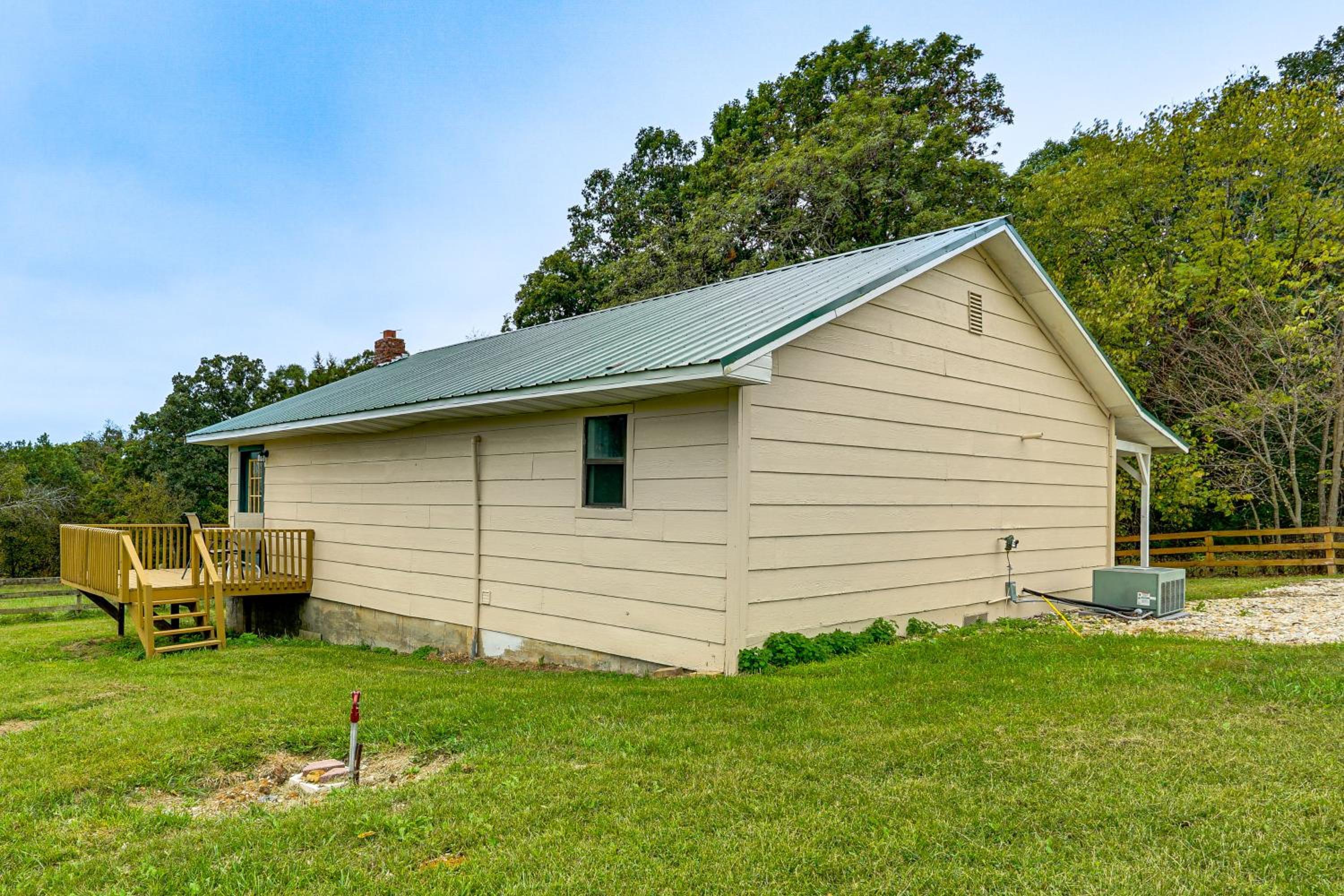 Dog-Friendly Cabin with Yard Near Auxvasse Creek!