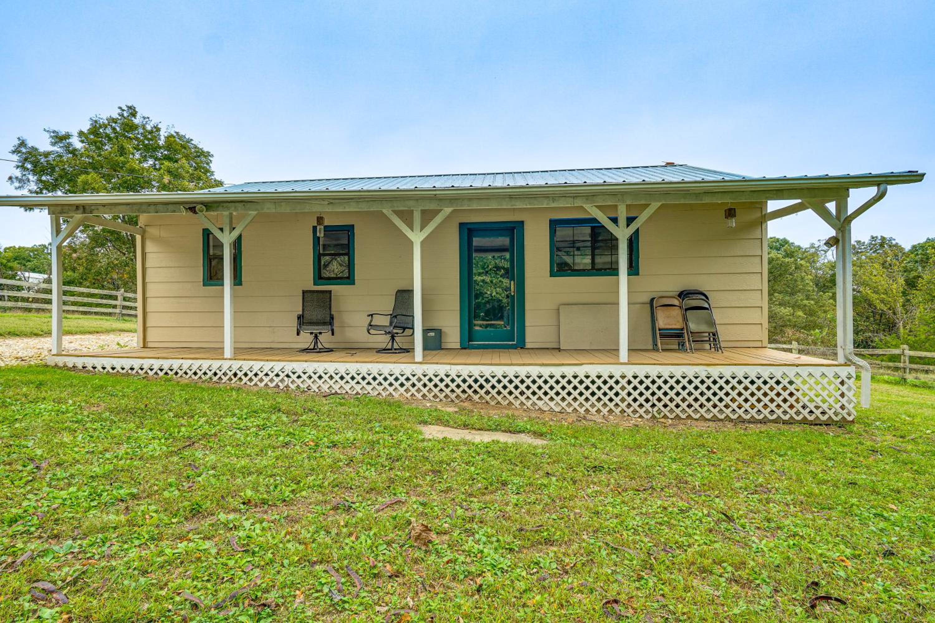 Dog-Friendly Cabin with Yard Near Auxvasse Creek!