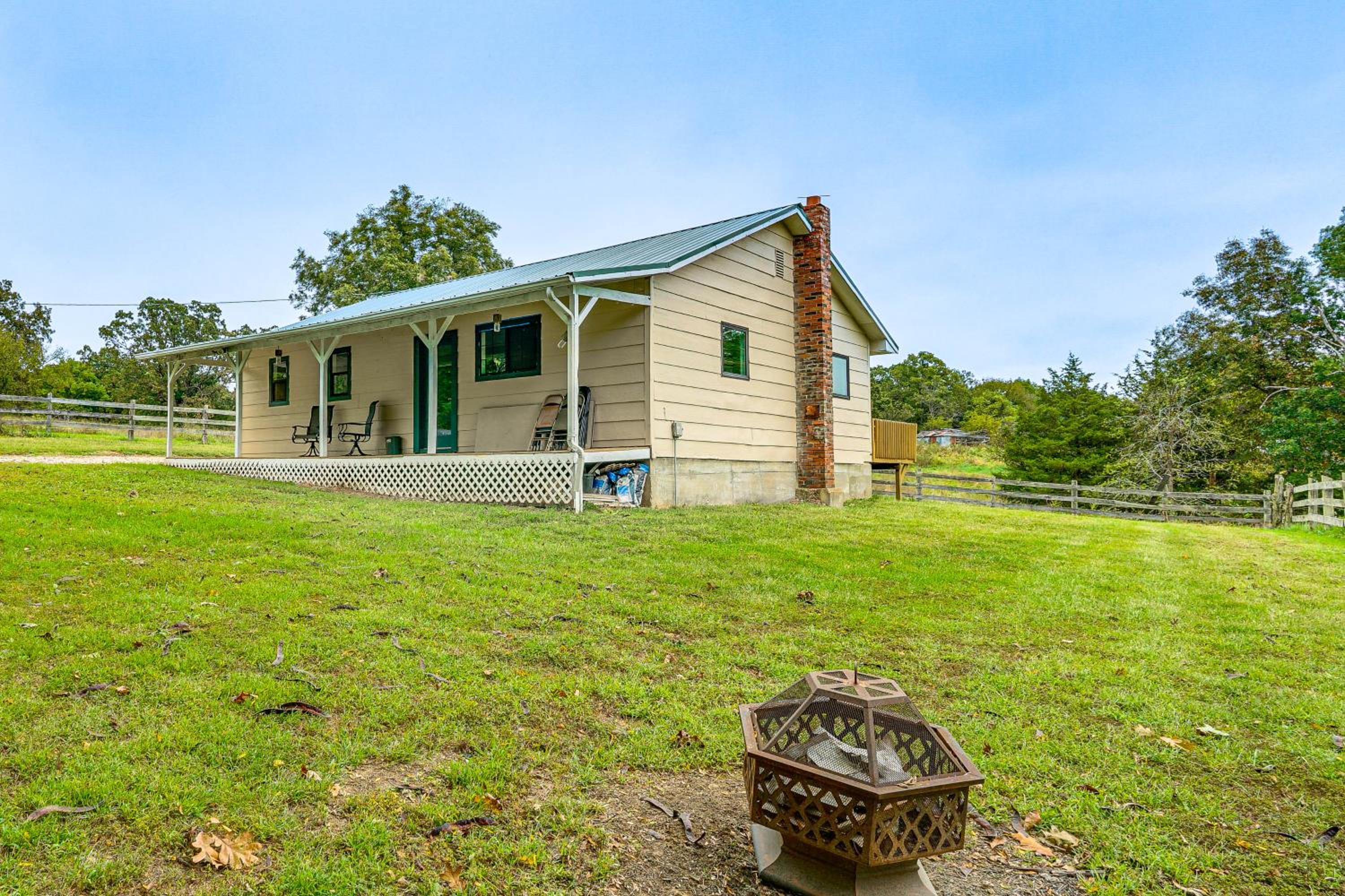 Dog-Friendly Cabin with Yard Near Auxvasse Creek!