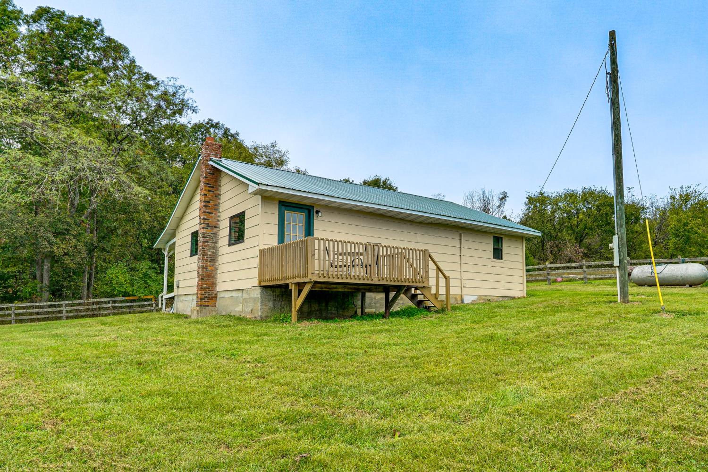 Dog-Friendly Cabin with Yard Near Auxvasse Creek!