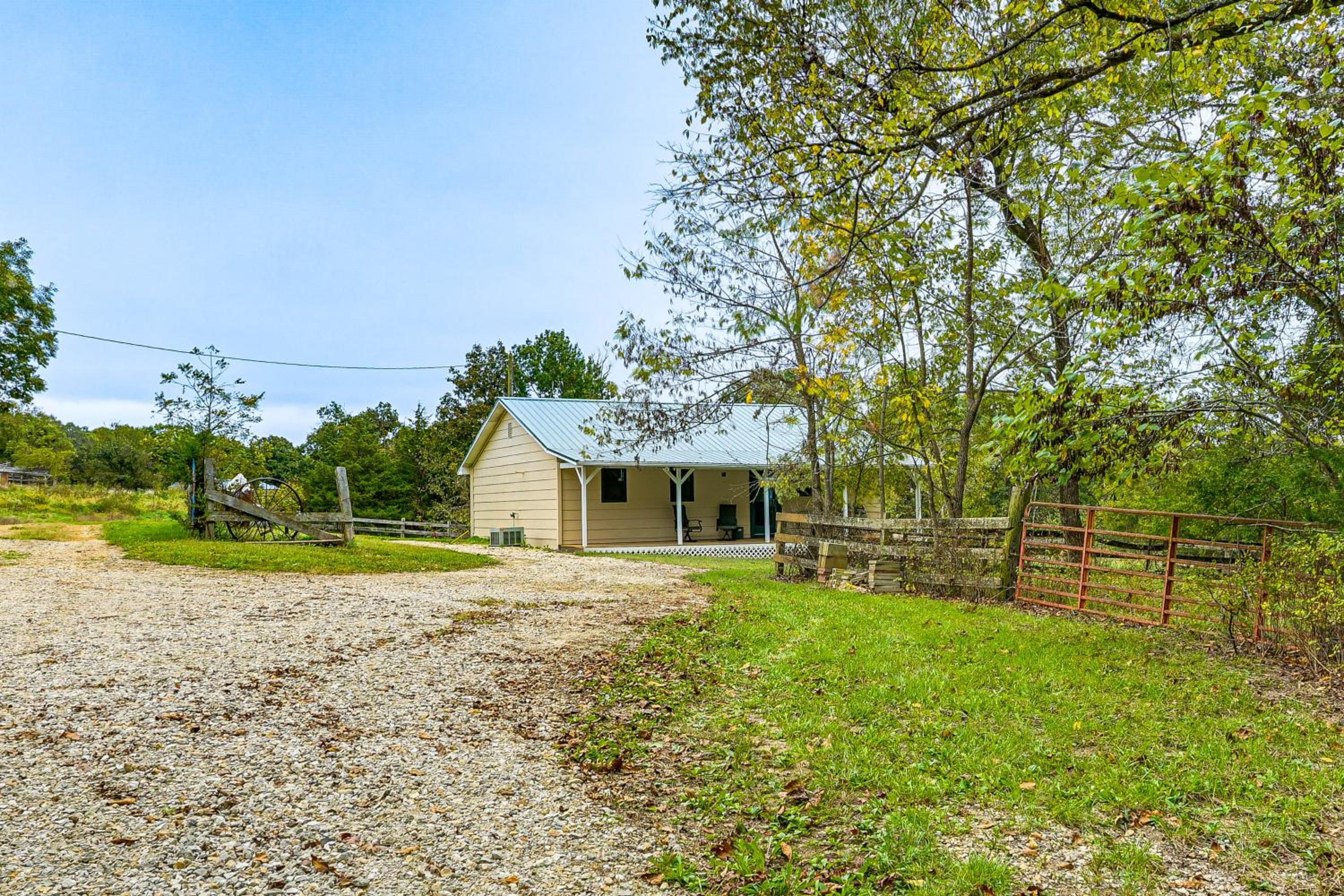 Dog-Friendly Cabin with Yard Near Auxvasse Creek!
