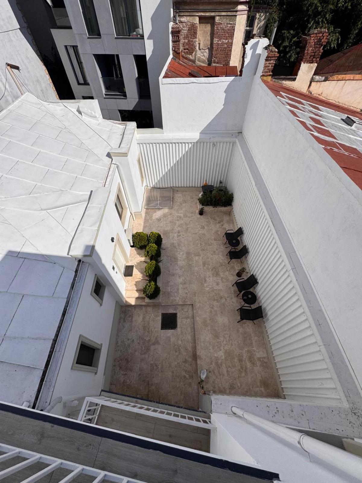 Velaris Downtown Retreat