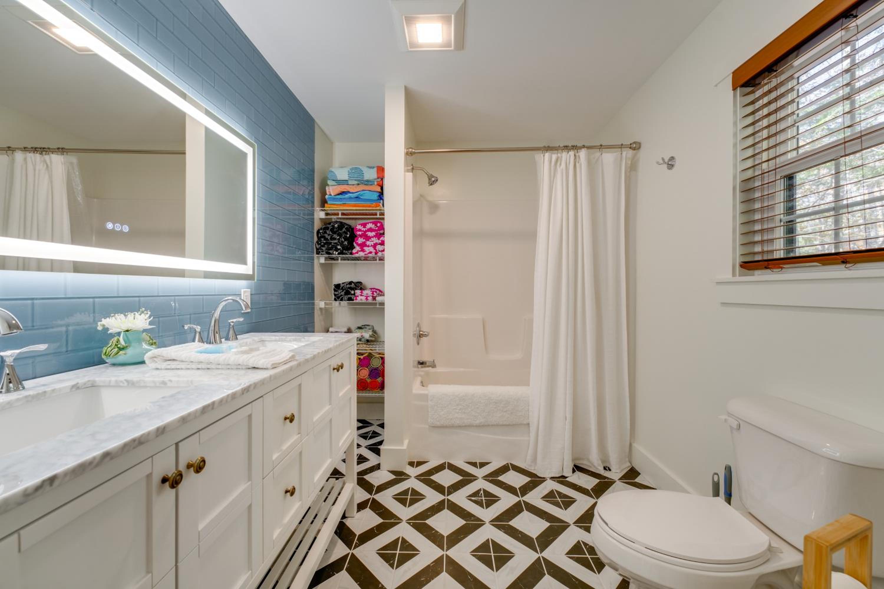 Beaches, Golf and More Family Home on Frye Island!