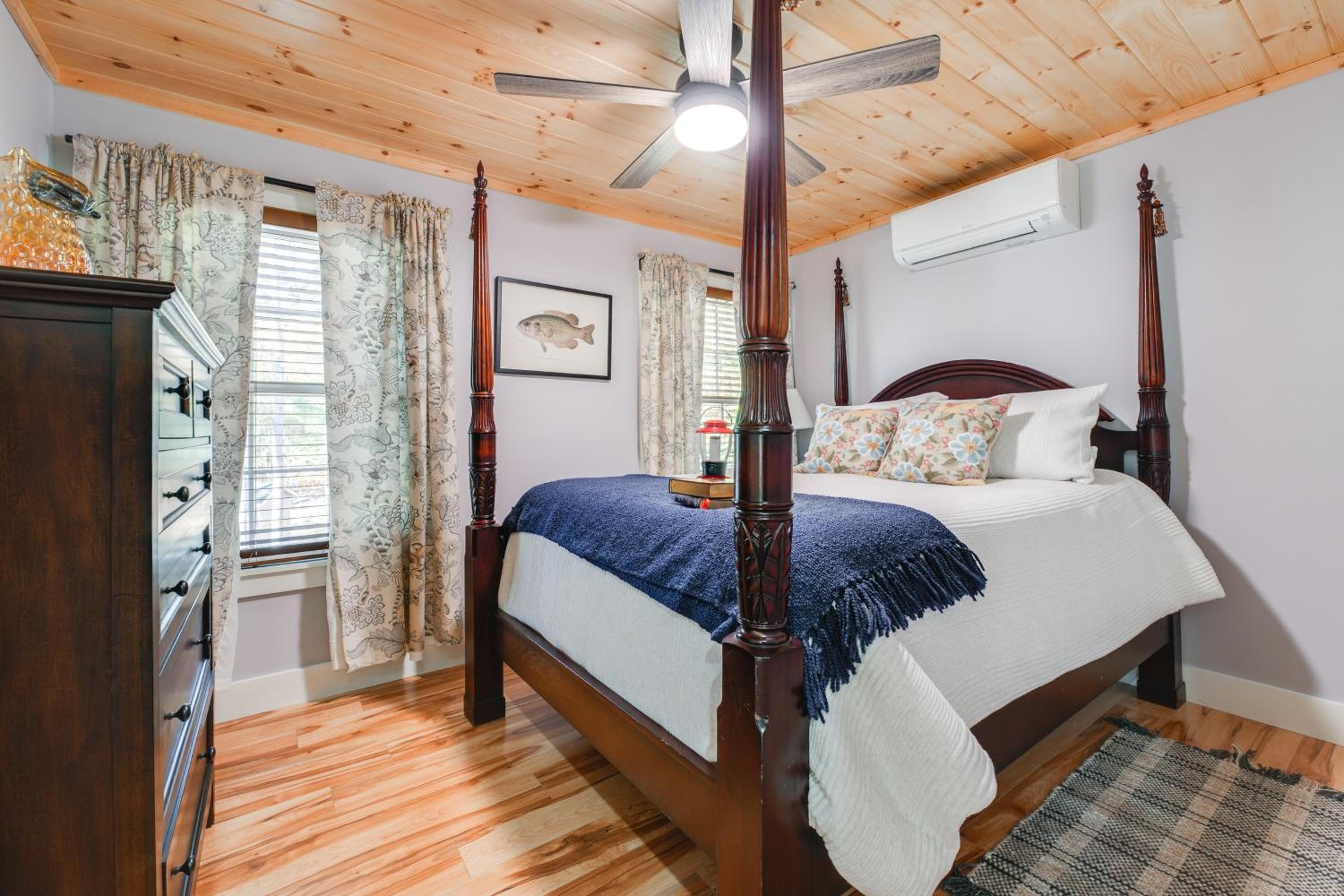 Beaches, Golf and More Family Home on Frye Island!