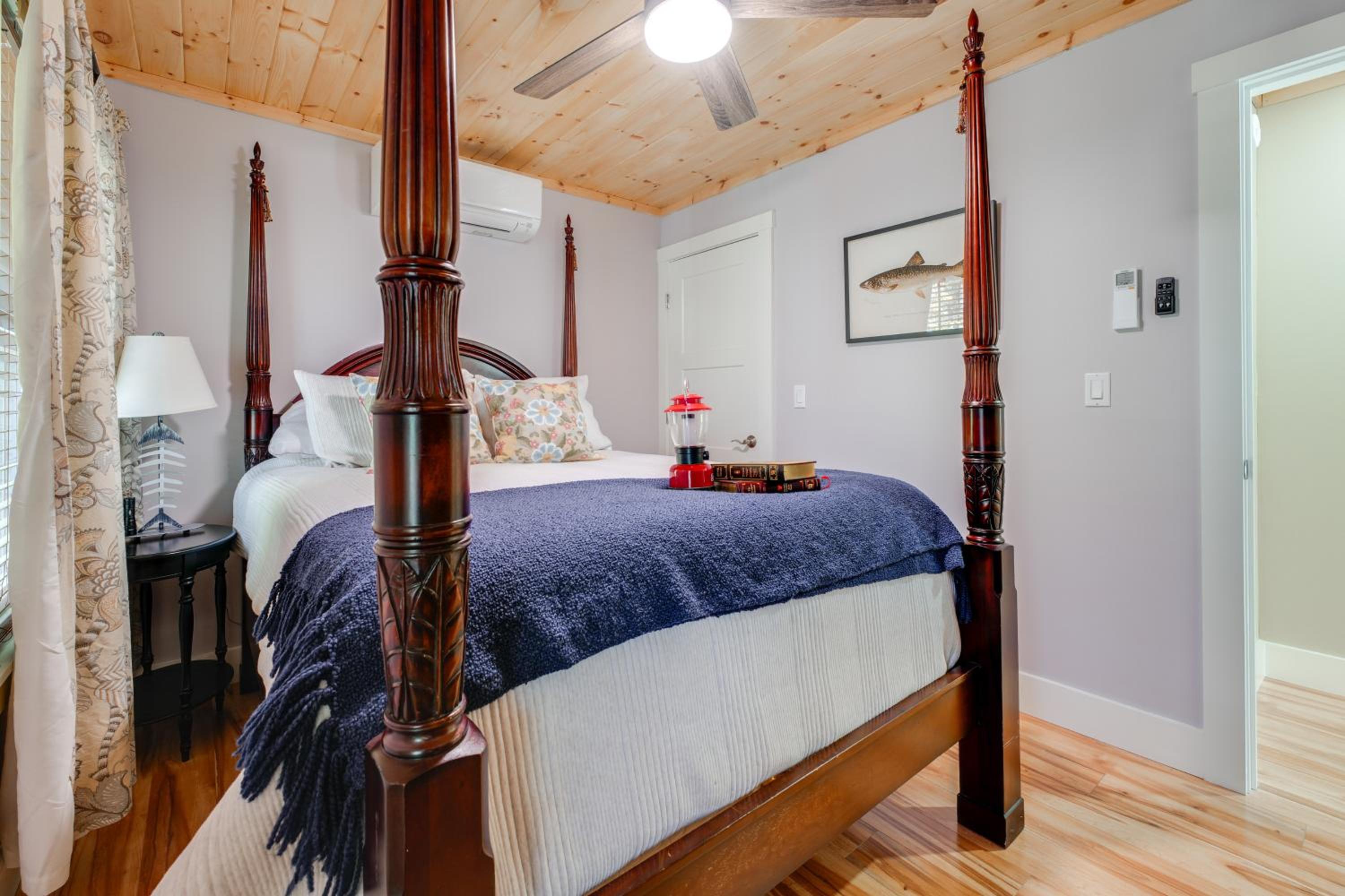 Beaches, Golf and More Family Home on Frye Island!
