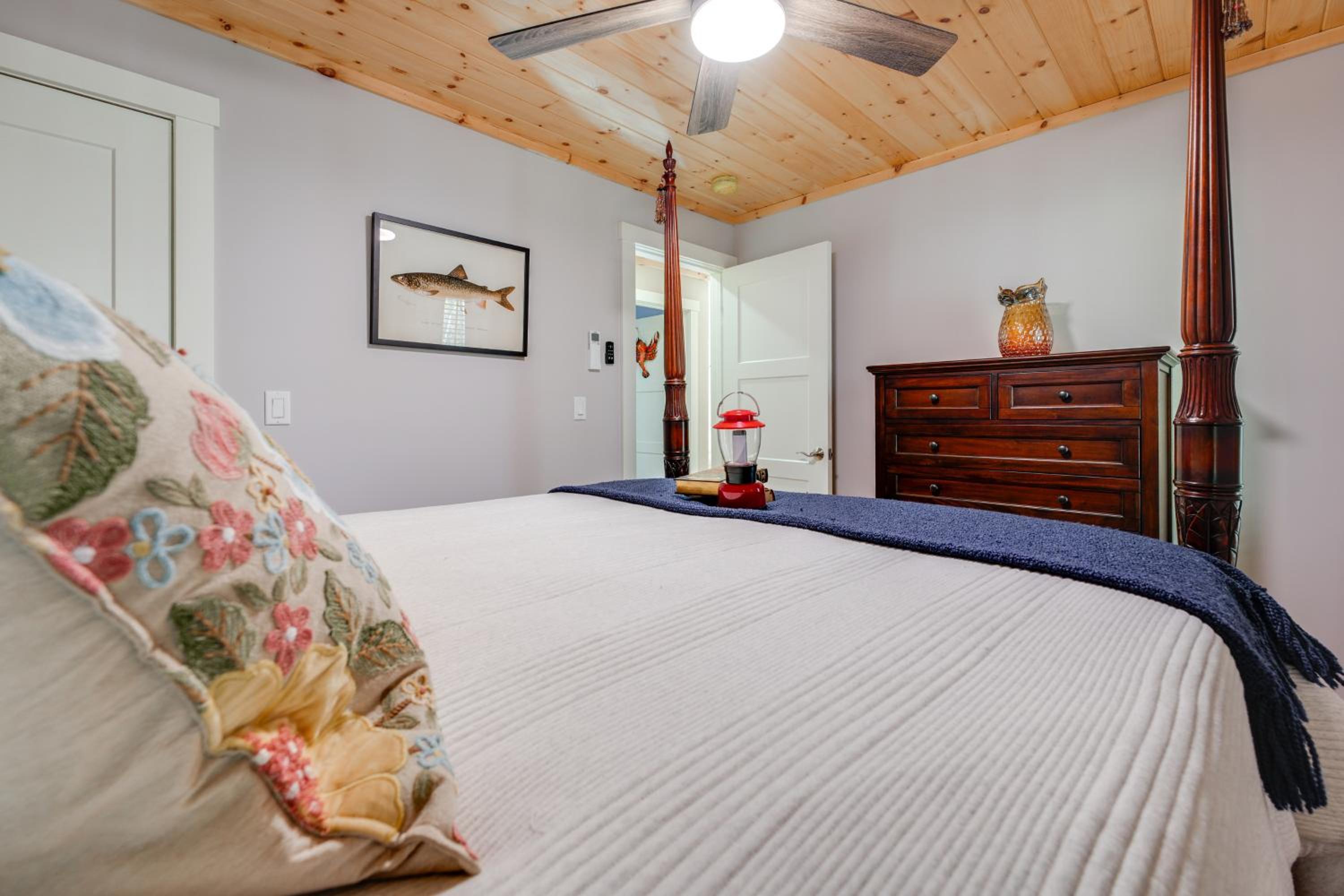 Beaches, Golf and More Family Home on Frye Island!
