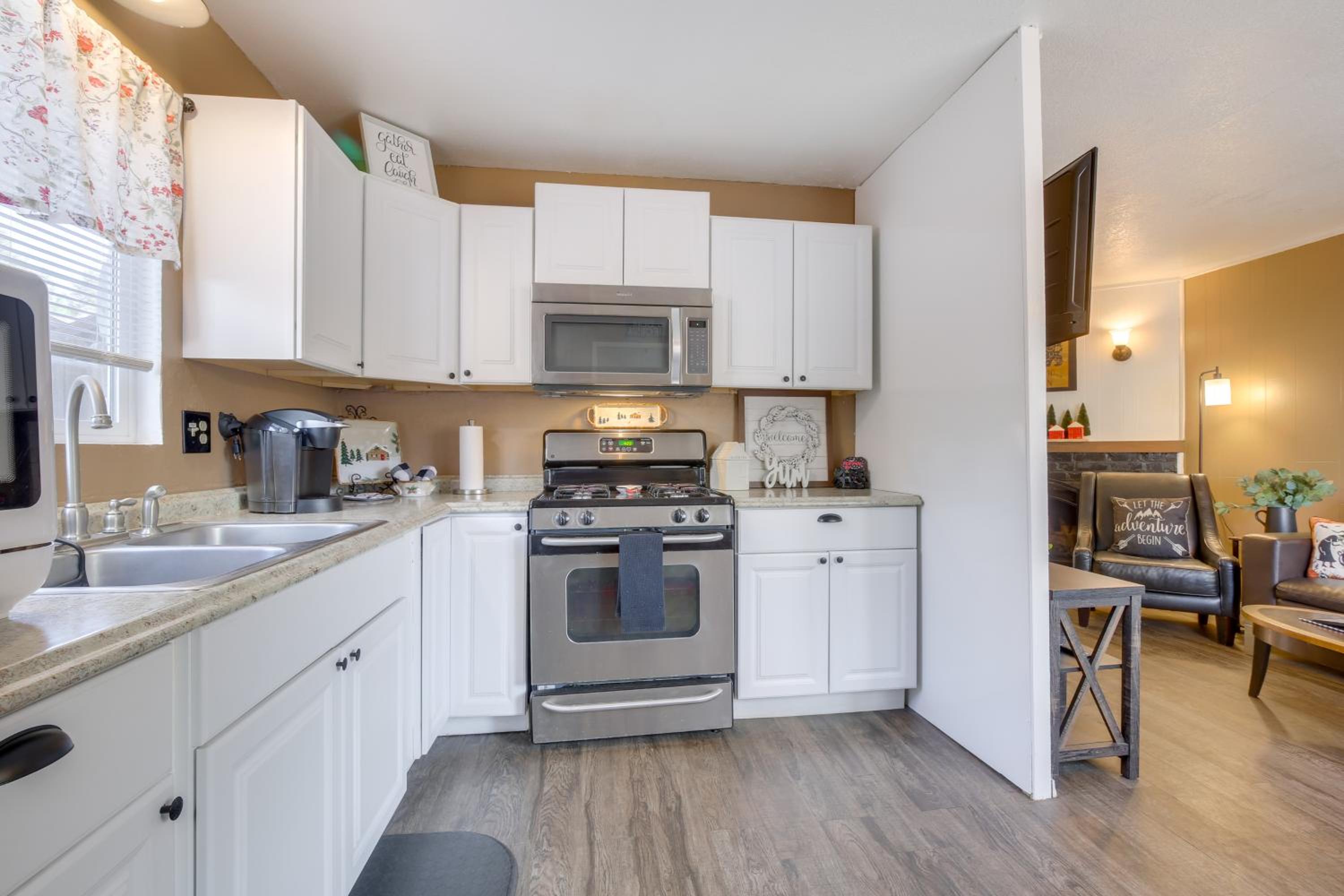 Big Bear Ski Hideaway! Cozy Cabin with Fenced Yard