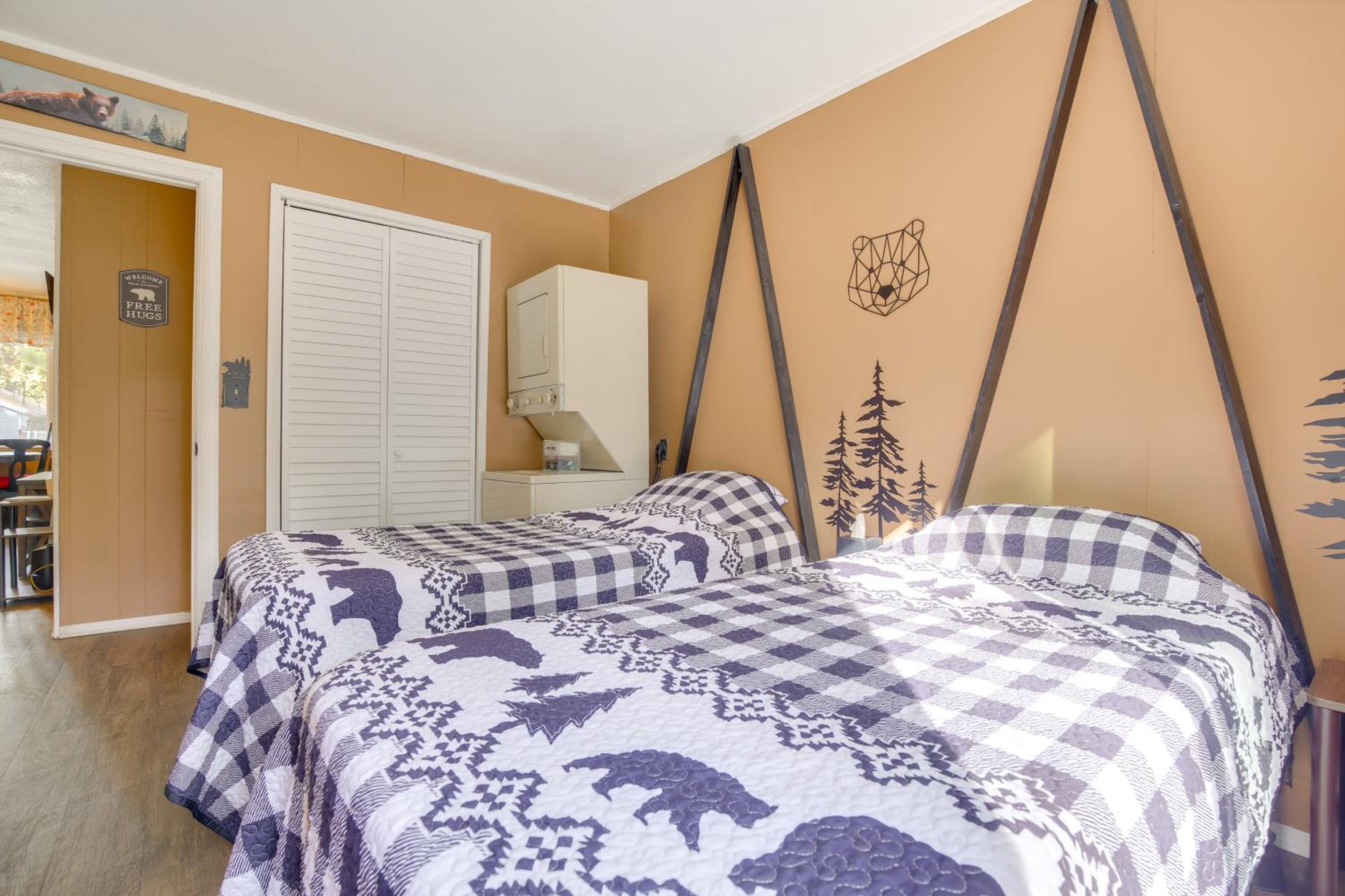 Big Bear Ski Hideaway! Cozy Cabin with Fenced Yard