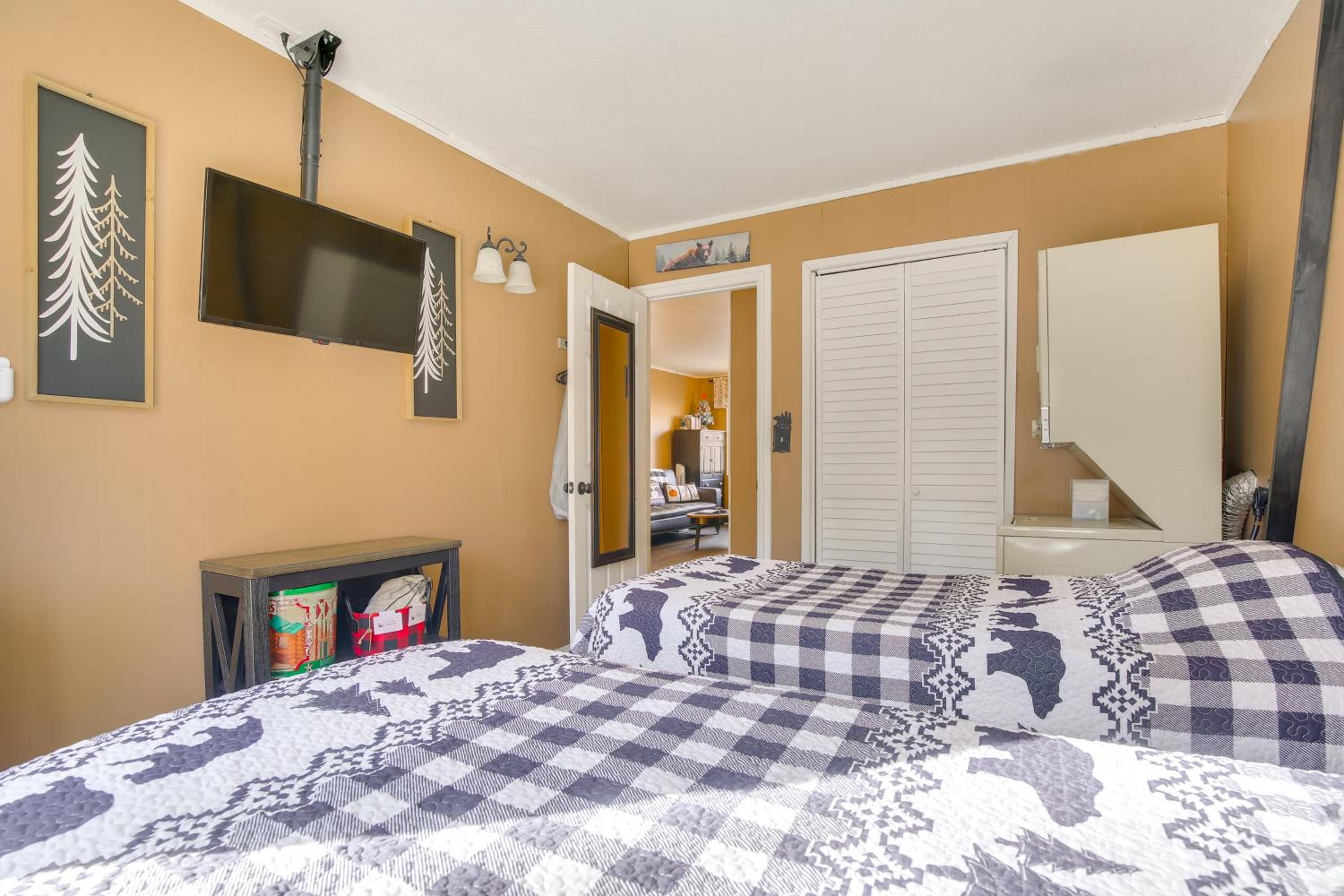 Big Bear Ski Hideaway! Cozy Cabin with Fenced Yard