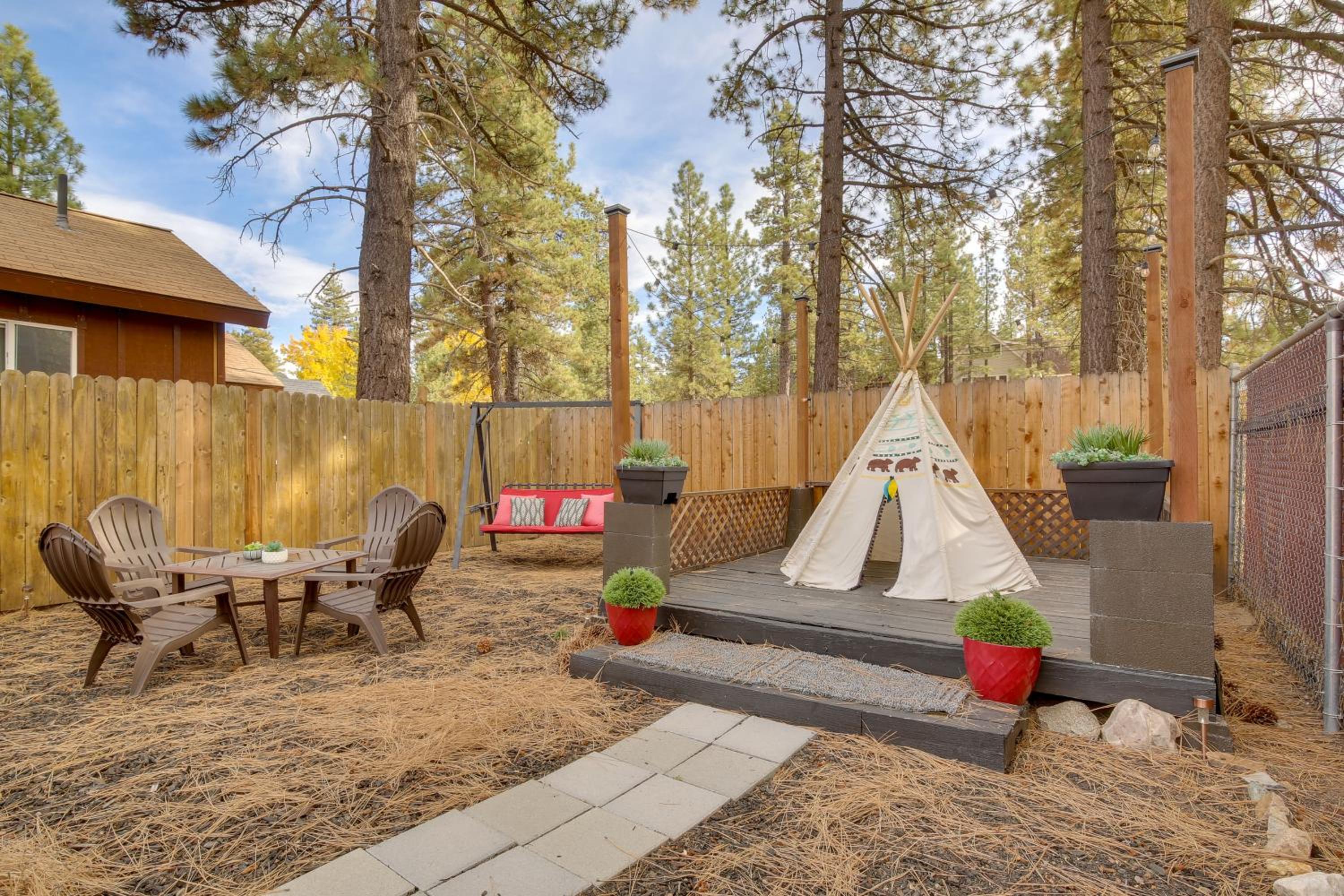 Big Bear Ski Hideaway! Cozy Cabin with Fenced Yard