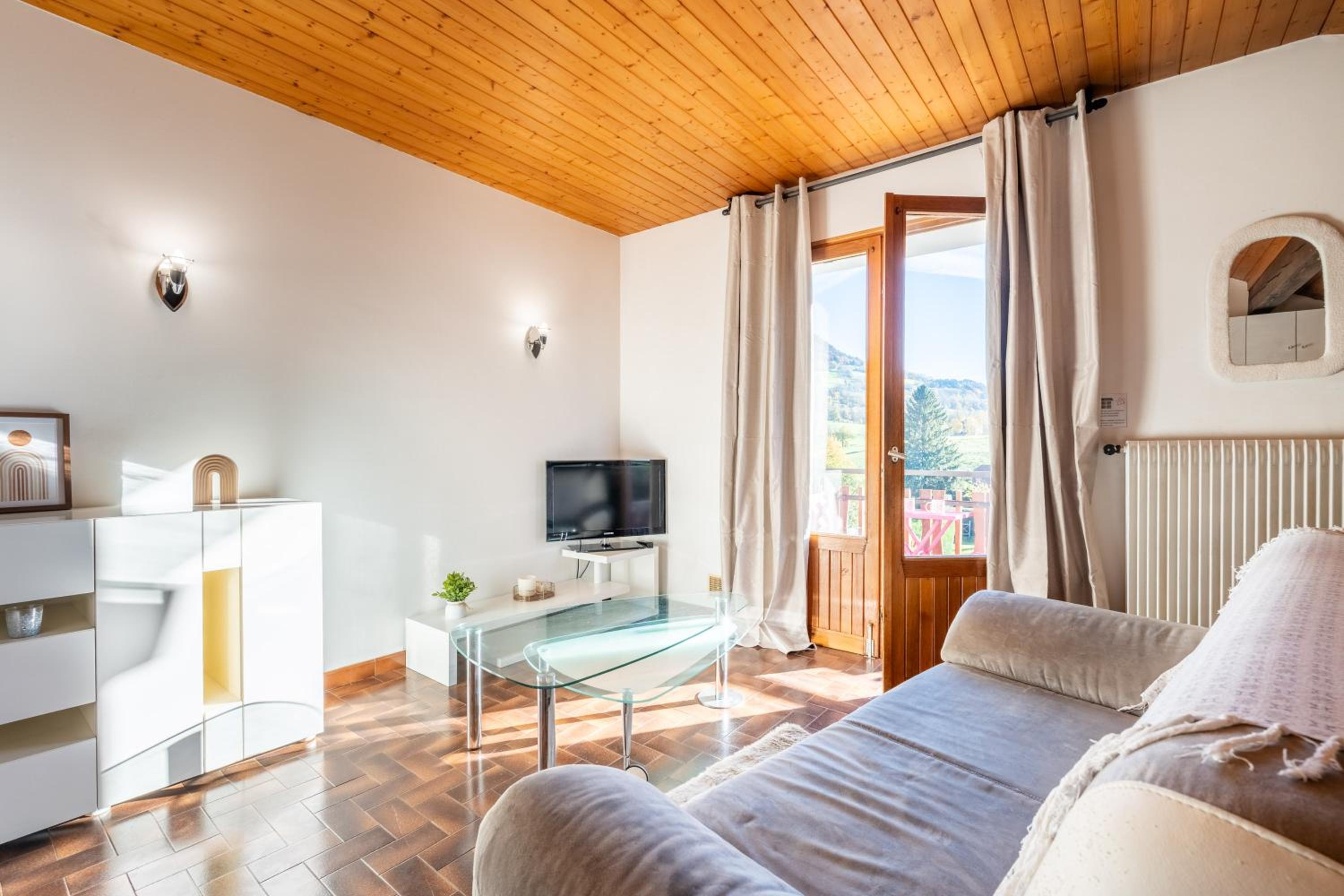 Entre lac & Montagnes avec balcon, proche Annecy