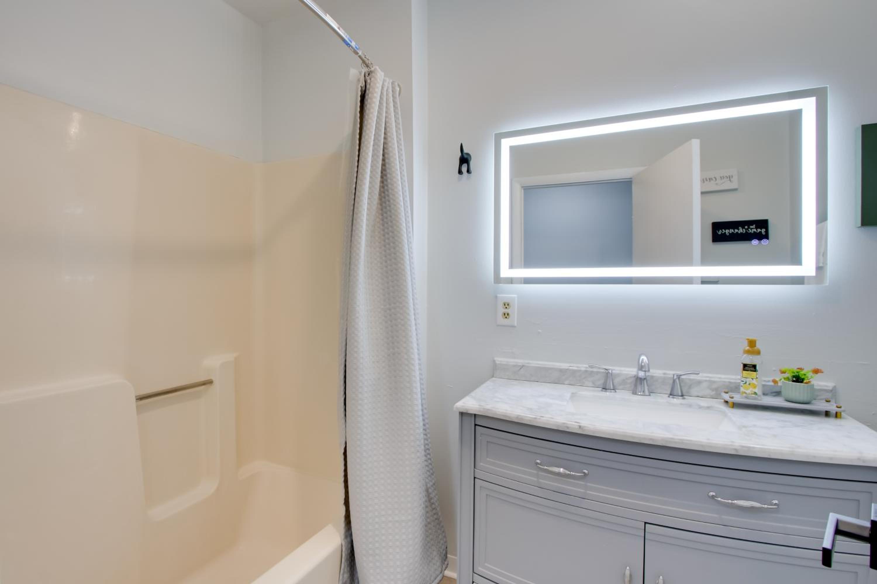 Peaceful Country Apt Extended Stays Welcome!