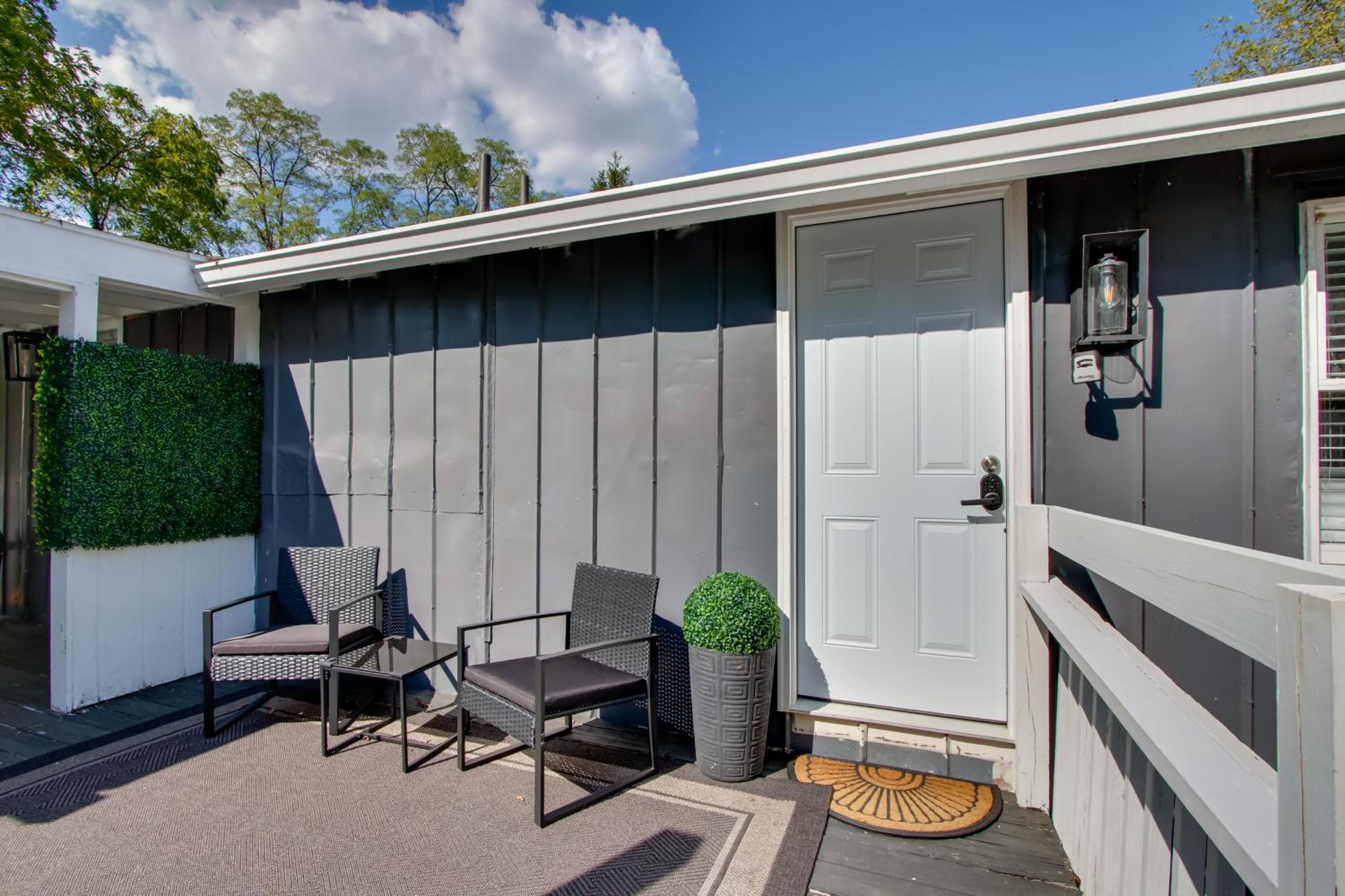 Peaceful Country Apt Extended Stays Welcome!