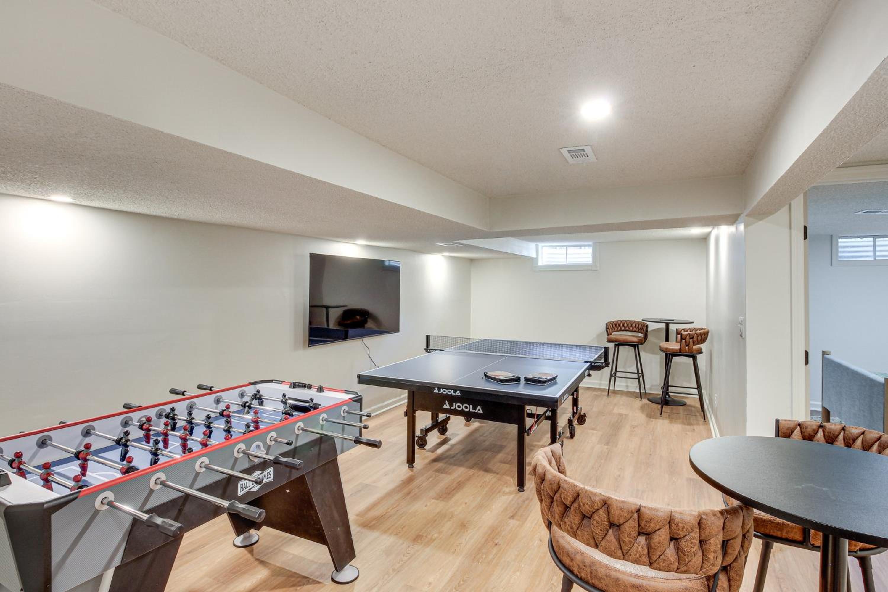 19 Mi to Kansas City Group Retreat with Game Room!
