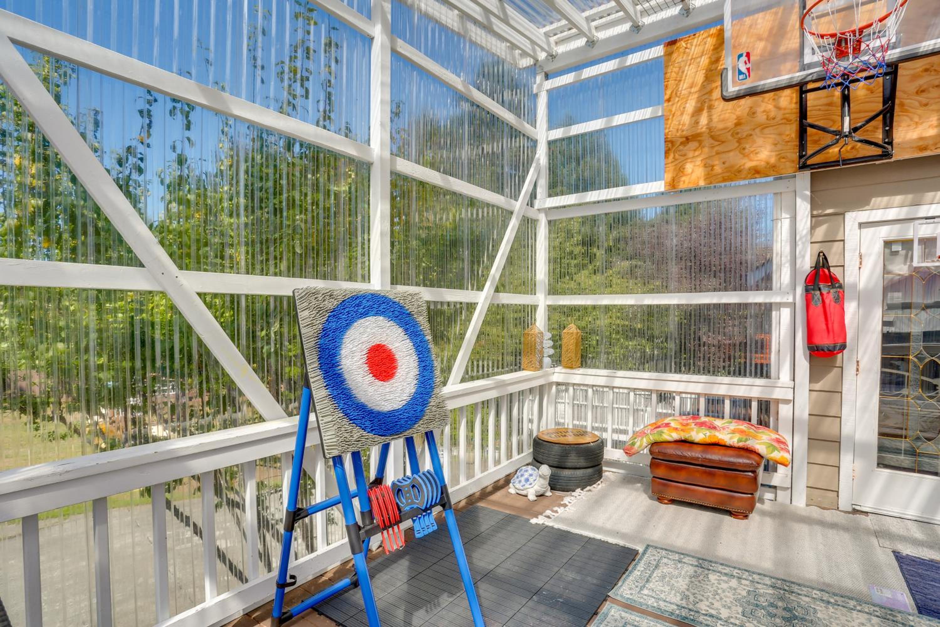 3 Mi to Sequoia Park Zoo Spacious Home with Sunroom