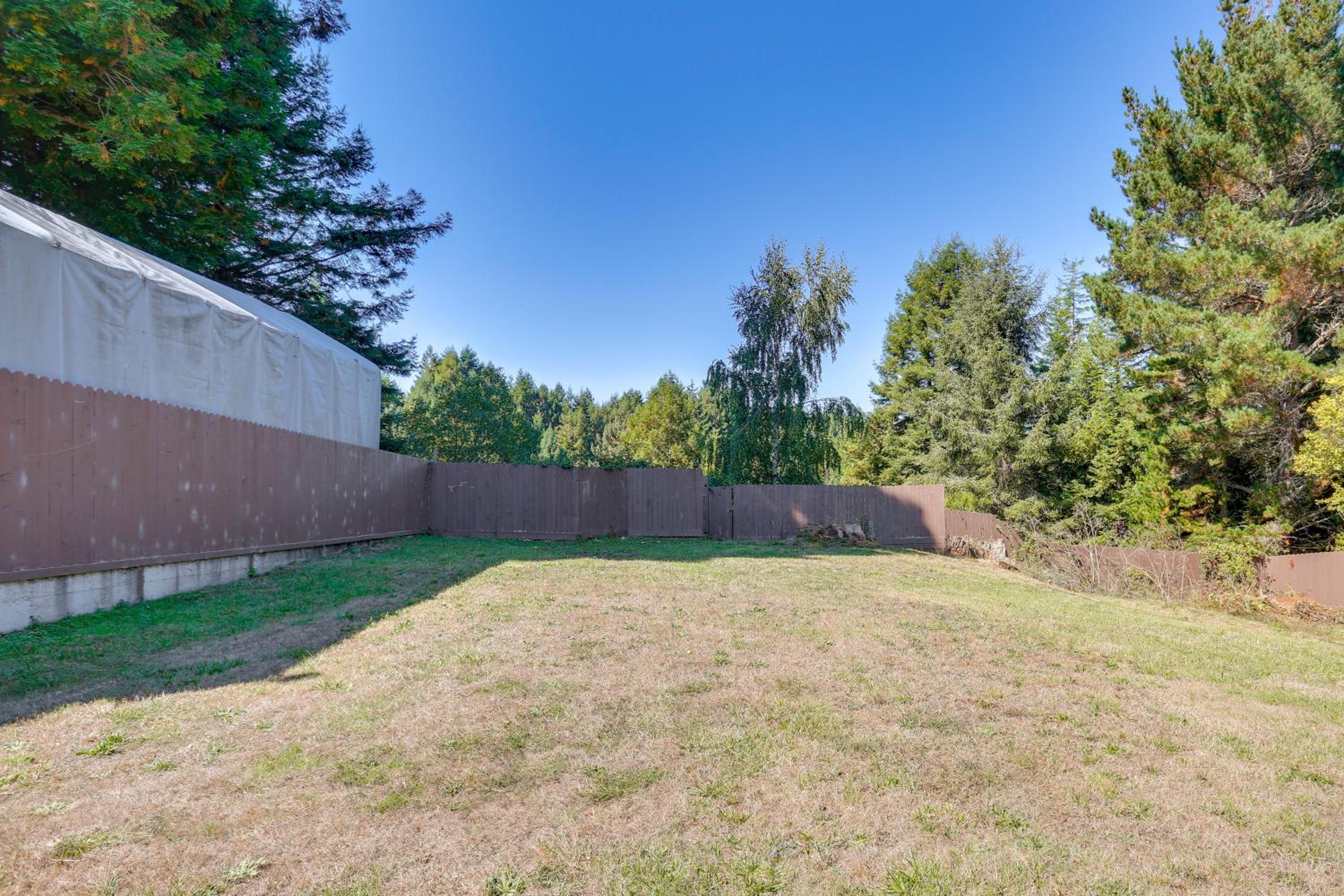 3 Mi to Sequoia Park Zoo Spacious Home with Sunroom