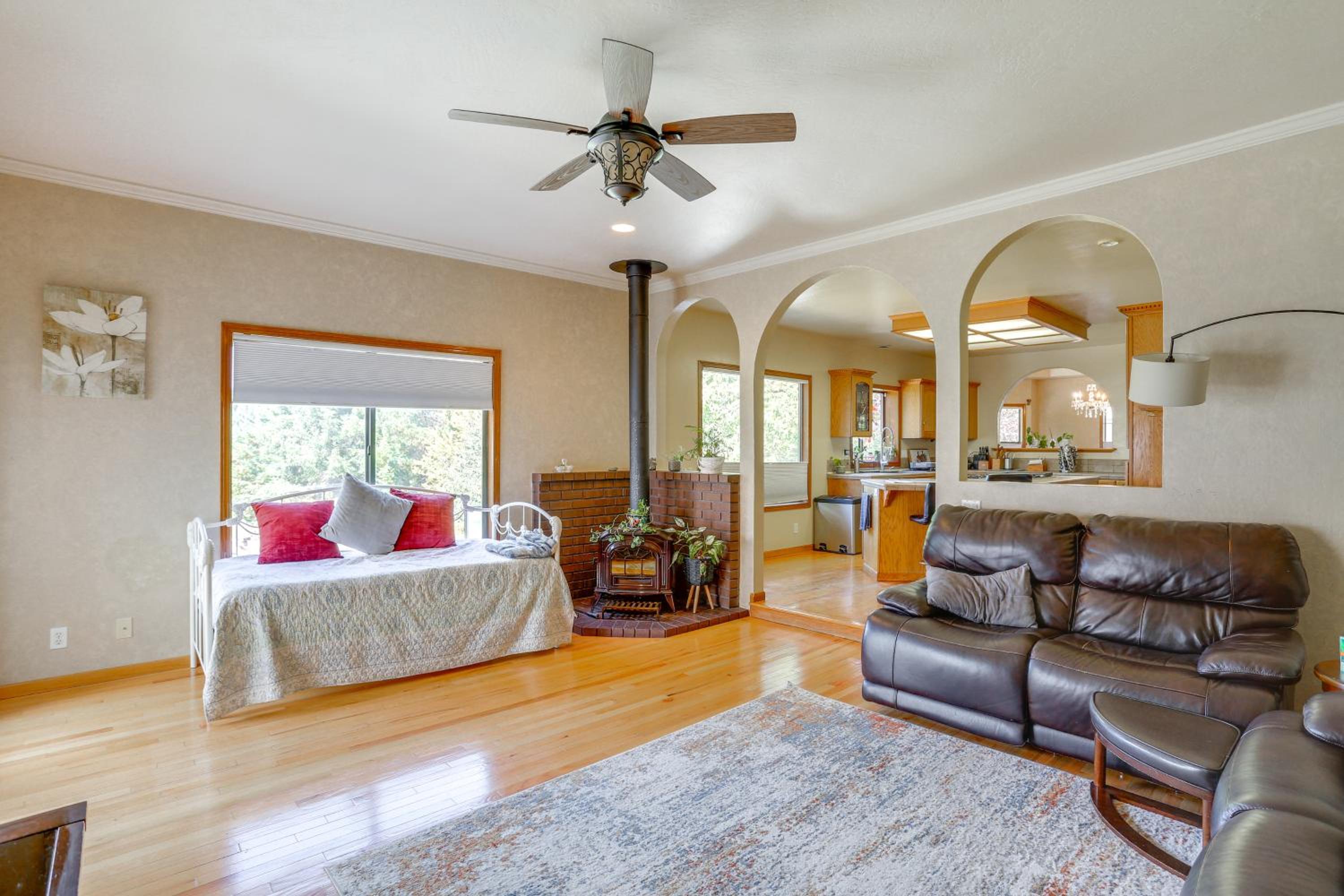 3 Mi to Sequoia Park Zoo Spacious Home with Sunroom