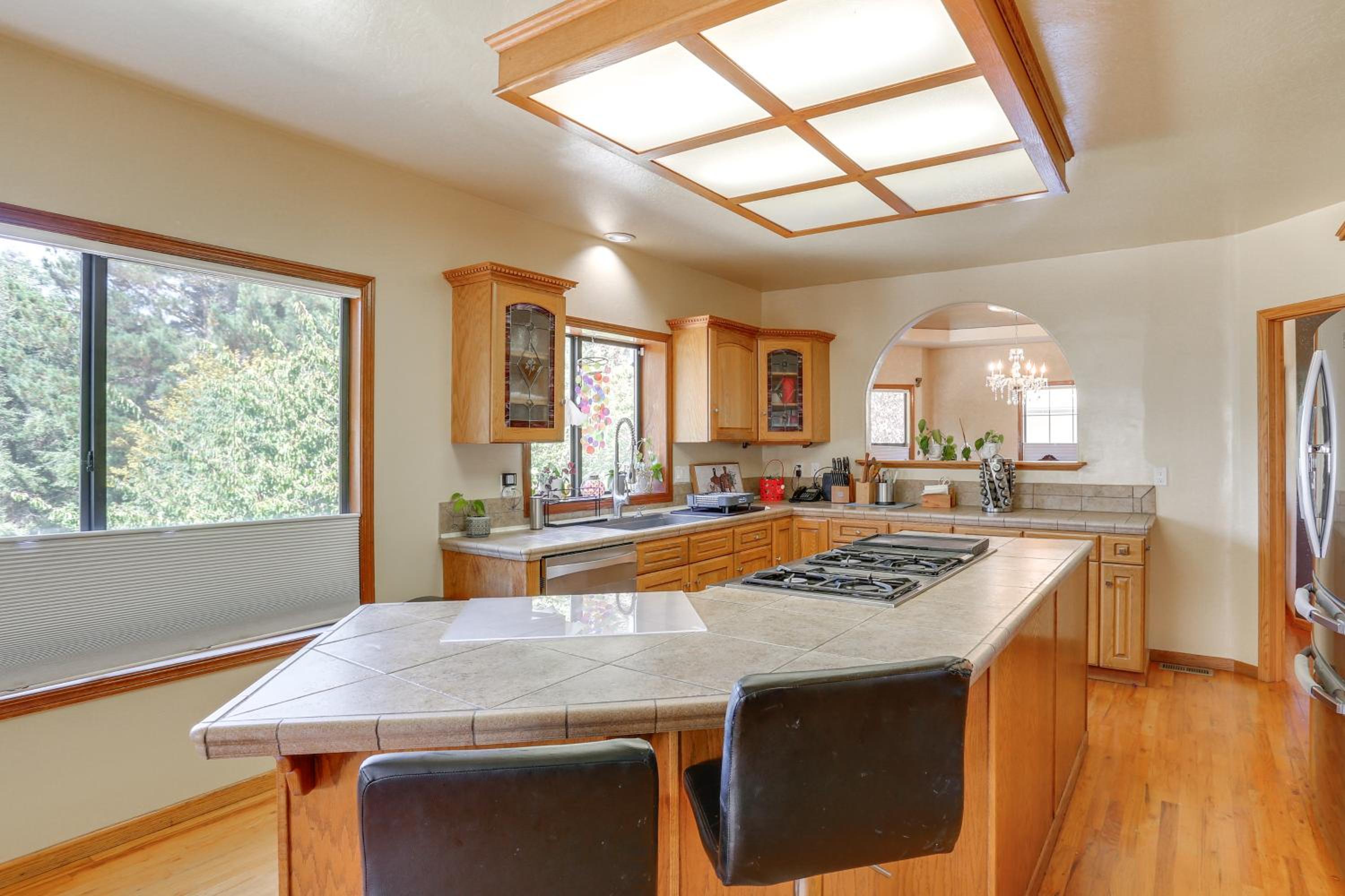 3 Mi to Sequoia Park Zoo Spacious Home with Sunroom