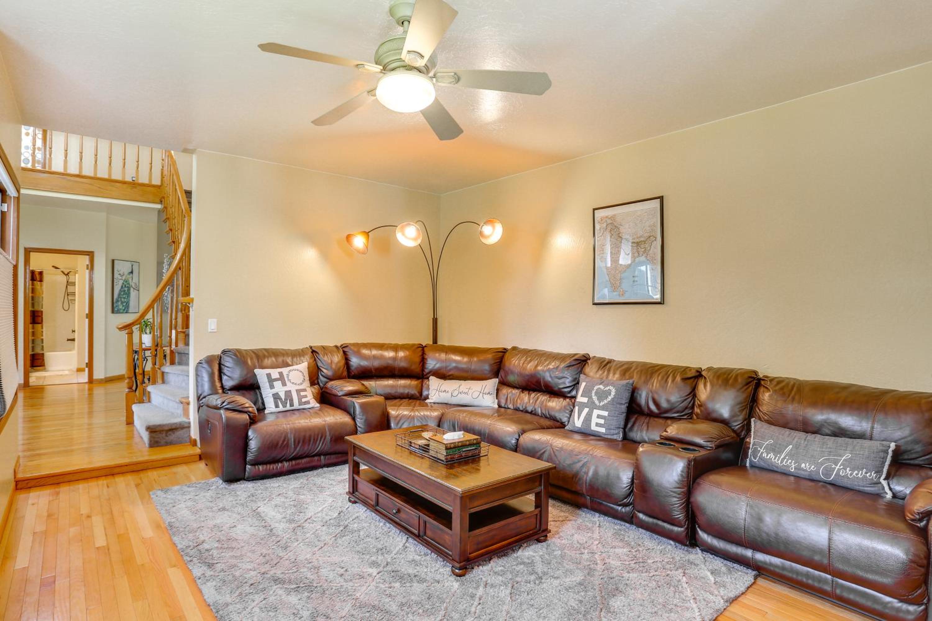 3 Mi to Sequoia Park Zoo Spacious Home with Sunroom
