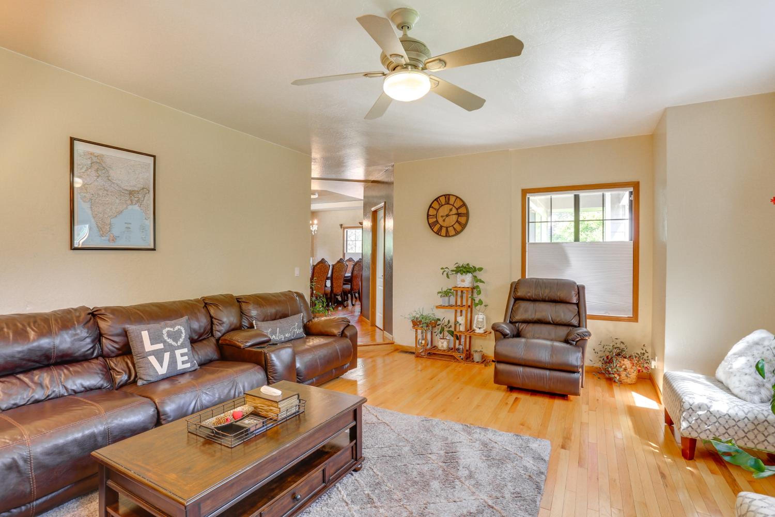 3 Mi to Sequoia Park Zoo Spacious Home with Sunroom