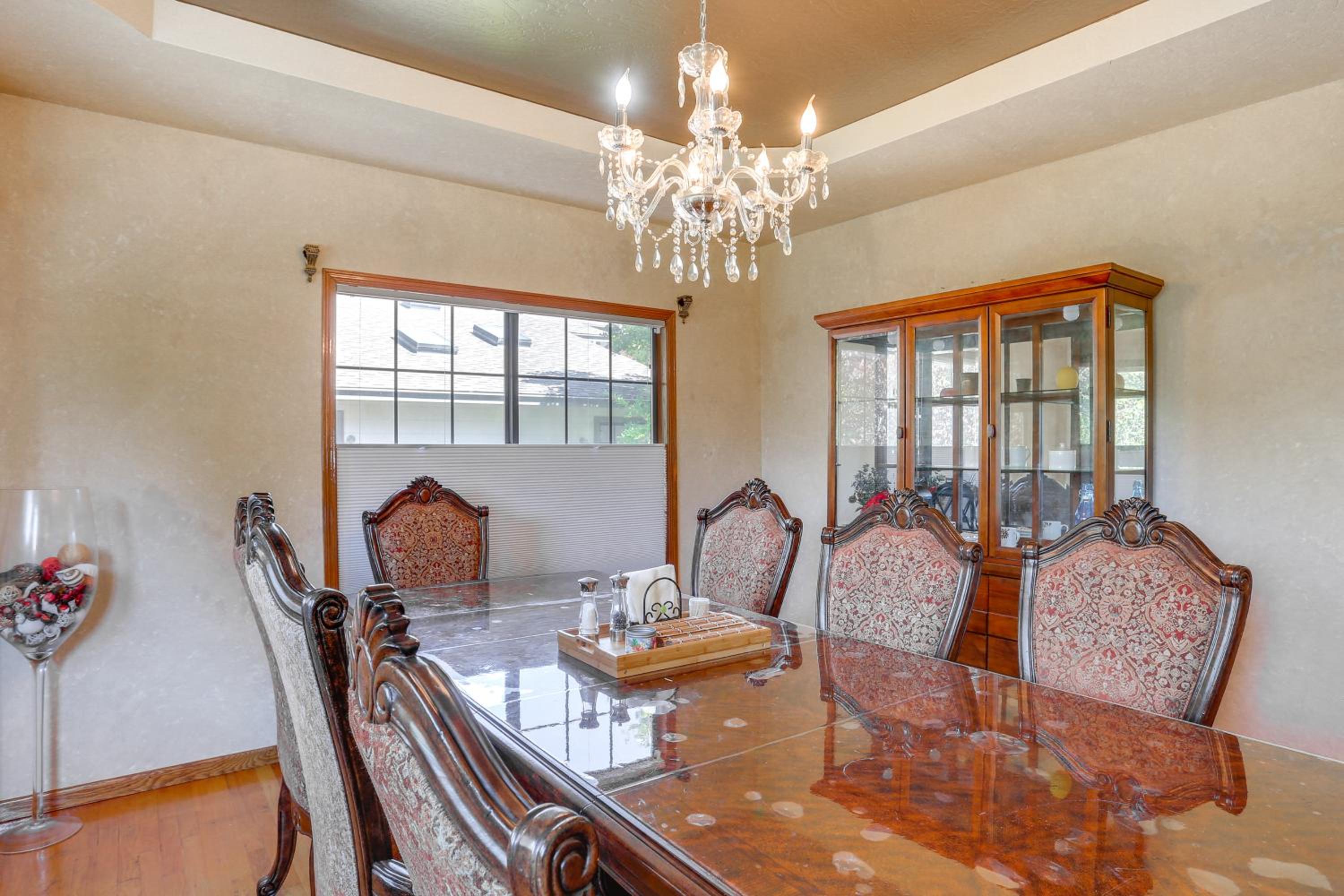 3 Mi to Sequoia Park Zoo Spacious Home with Sunroom