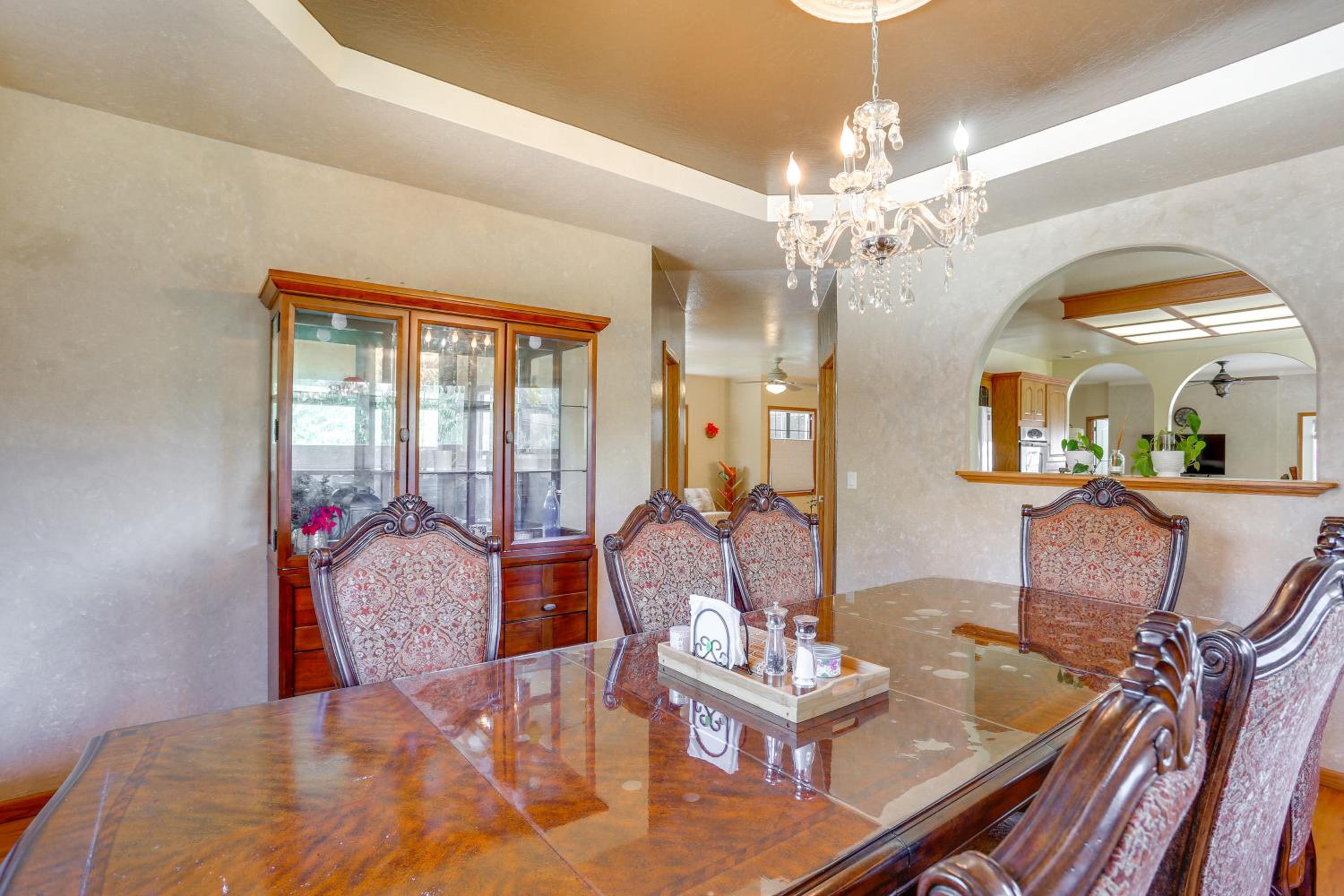 3 Mi to Sequoia Park Zoo Spacious Home with Sunroom