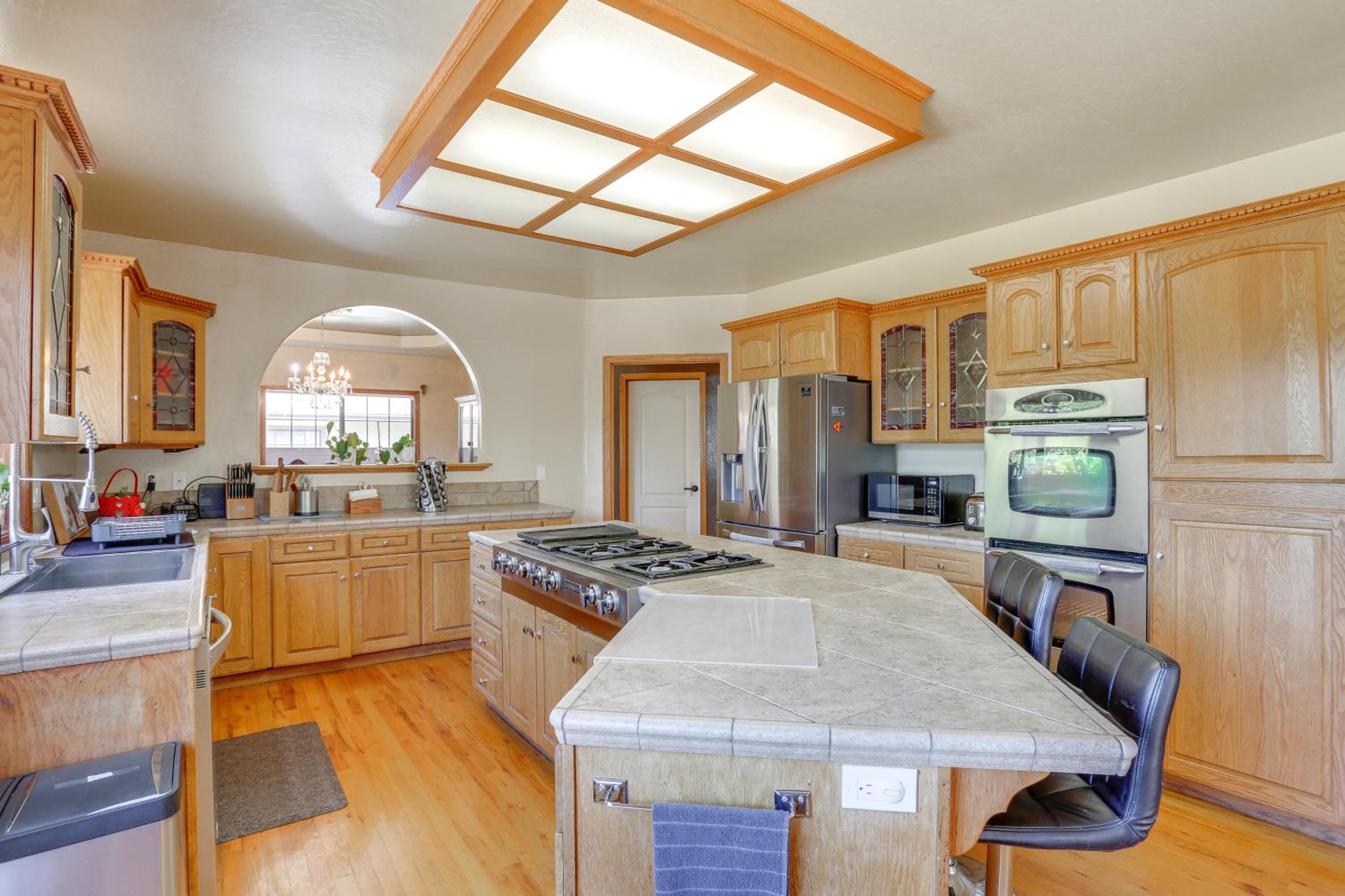 3 Mi to Sequoia Park Zoo Spacious Home with Sunroom