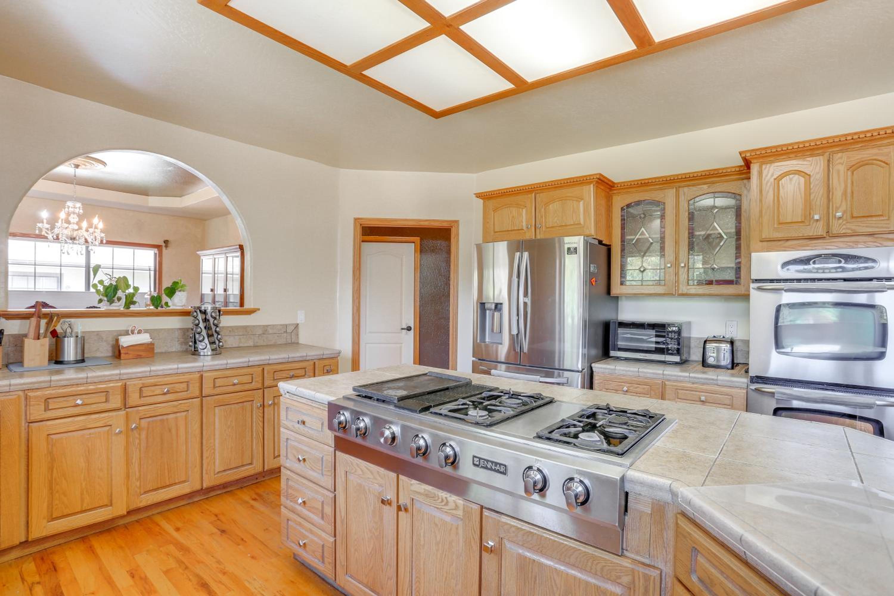3 Mi to Sequoia Park Zoo Spacious Home with Sunroom