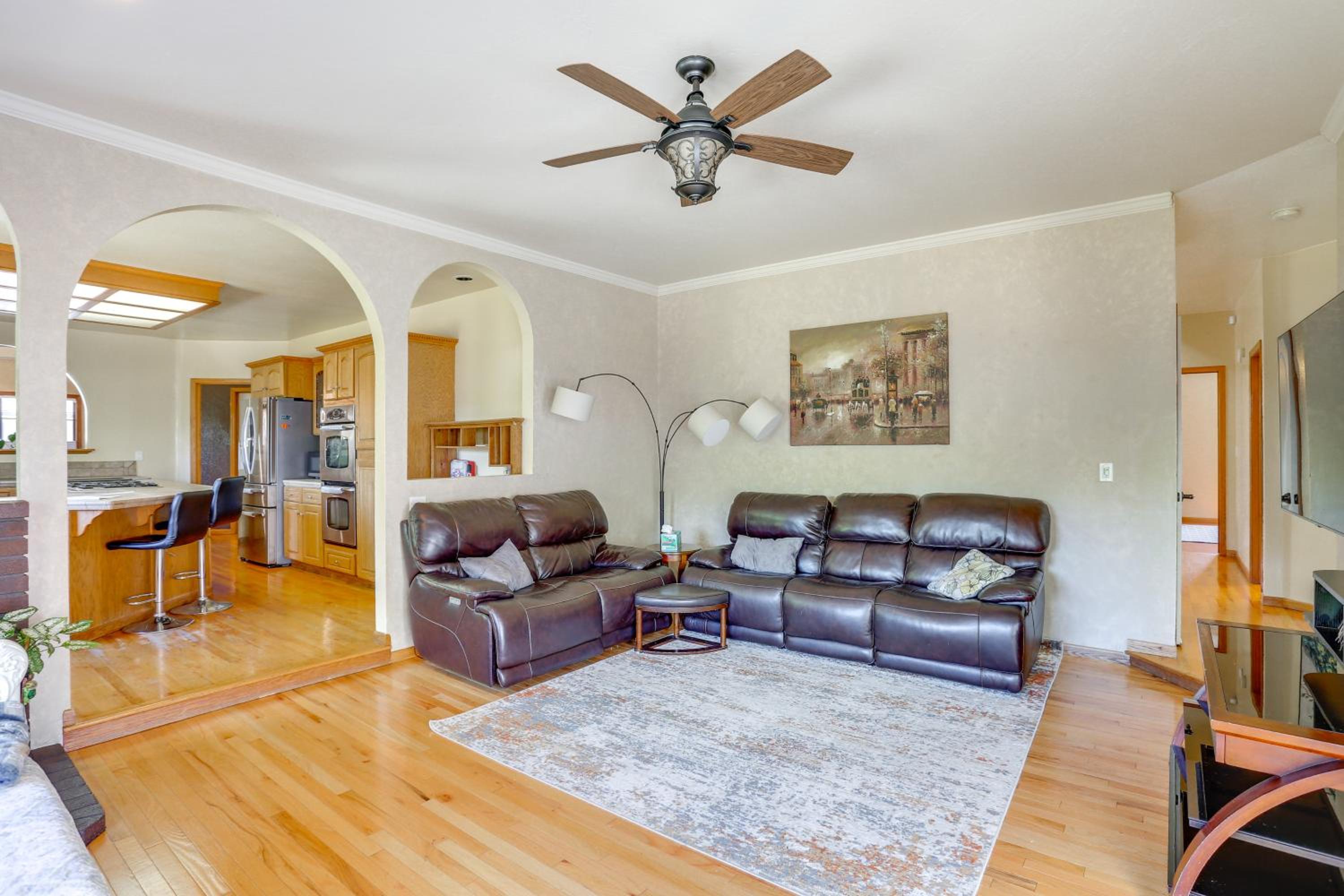 3 Mi to Sequoia Park Zoo Spacious Home with Sunroom