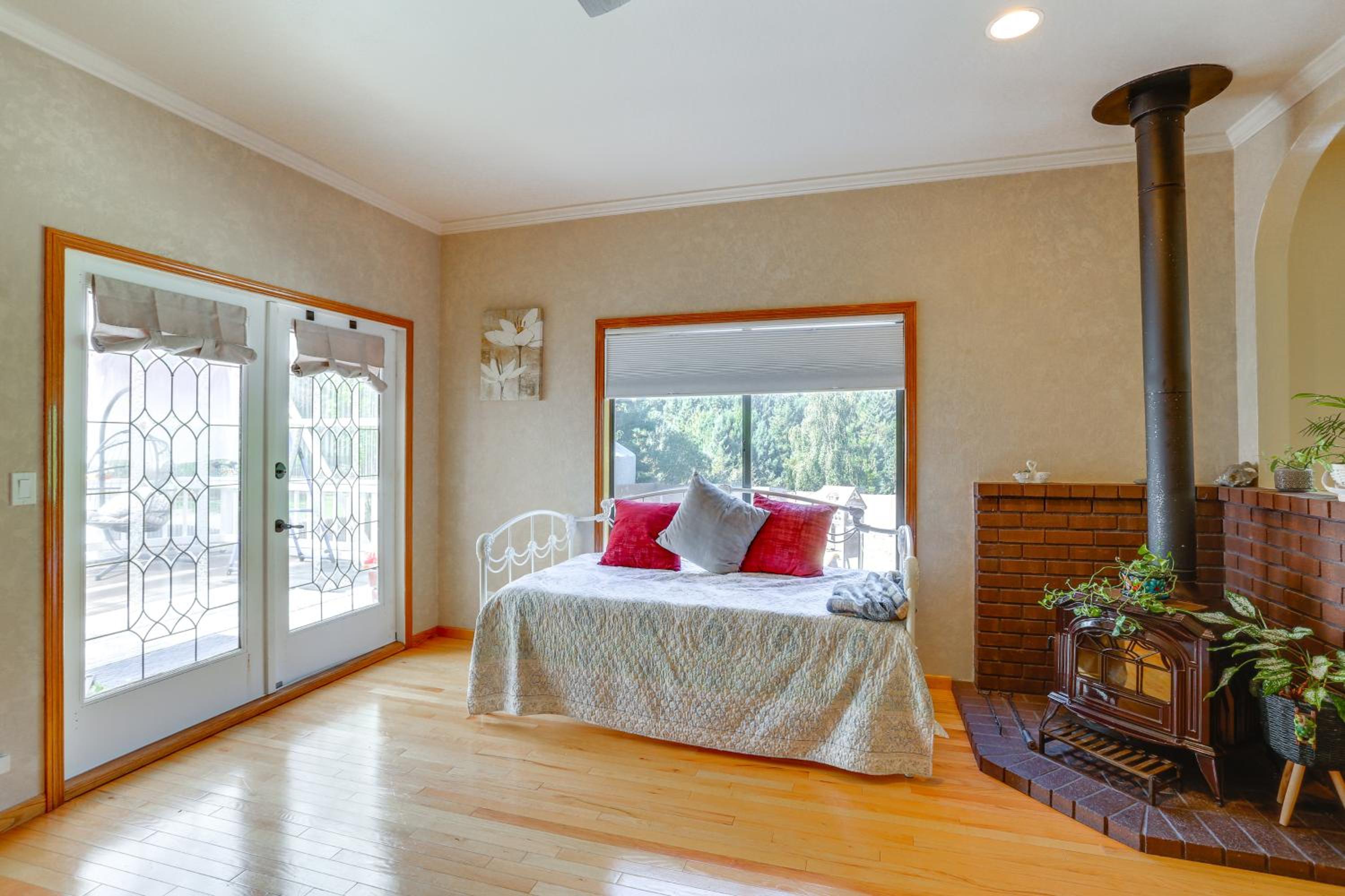 3 Mi to Sequoia Park Zoo Spacious Home with Sunroom