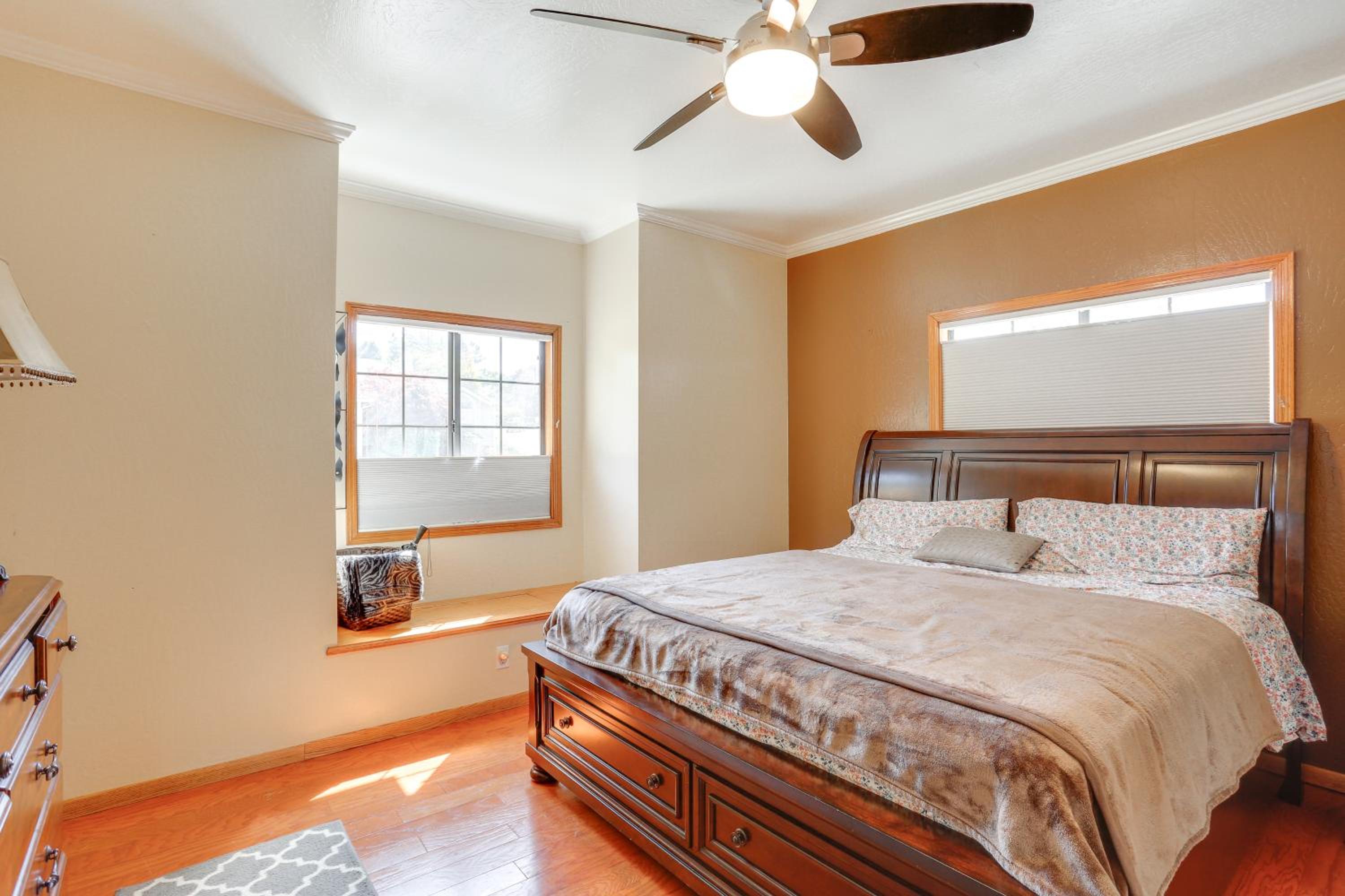 3 Mi to Sequoia Park Zoo Spacious Home with Sunroom