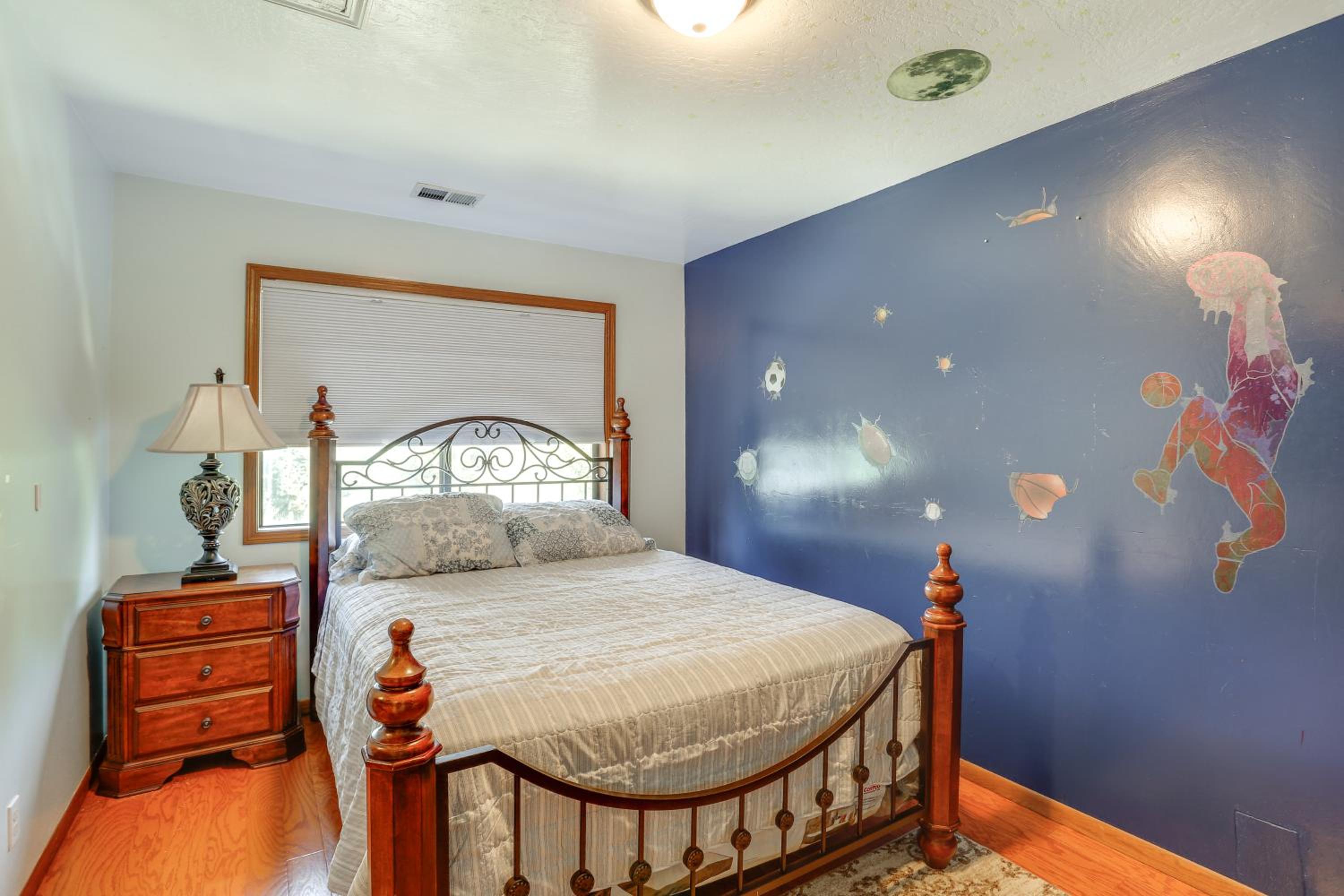 3 Mi to Sequoia Park Zoo Spacious Home with Sunroom