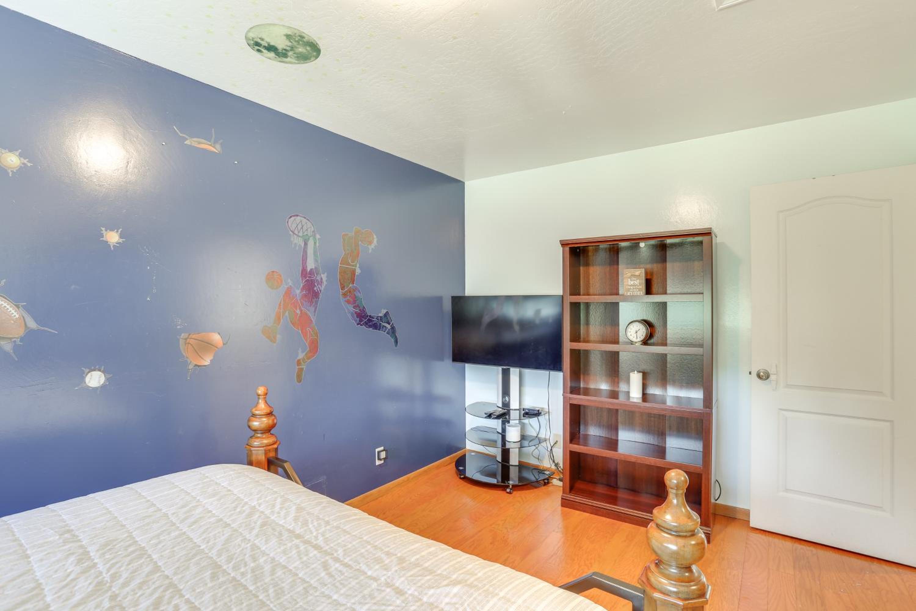 3 Mi to Sequoia Park Zoo Spacious Home with Sunroom