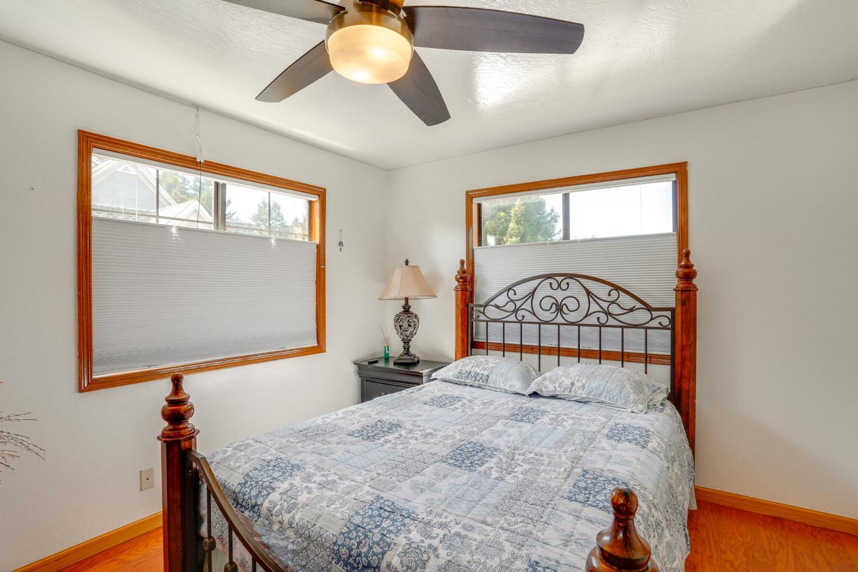 3 Mi to Sequoia Park Zoo Spacious Home with Sunroom