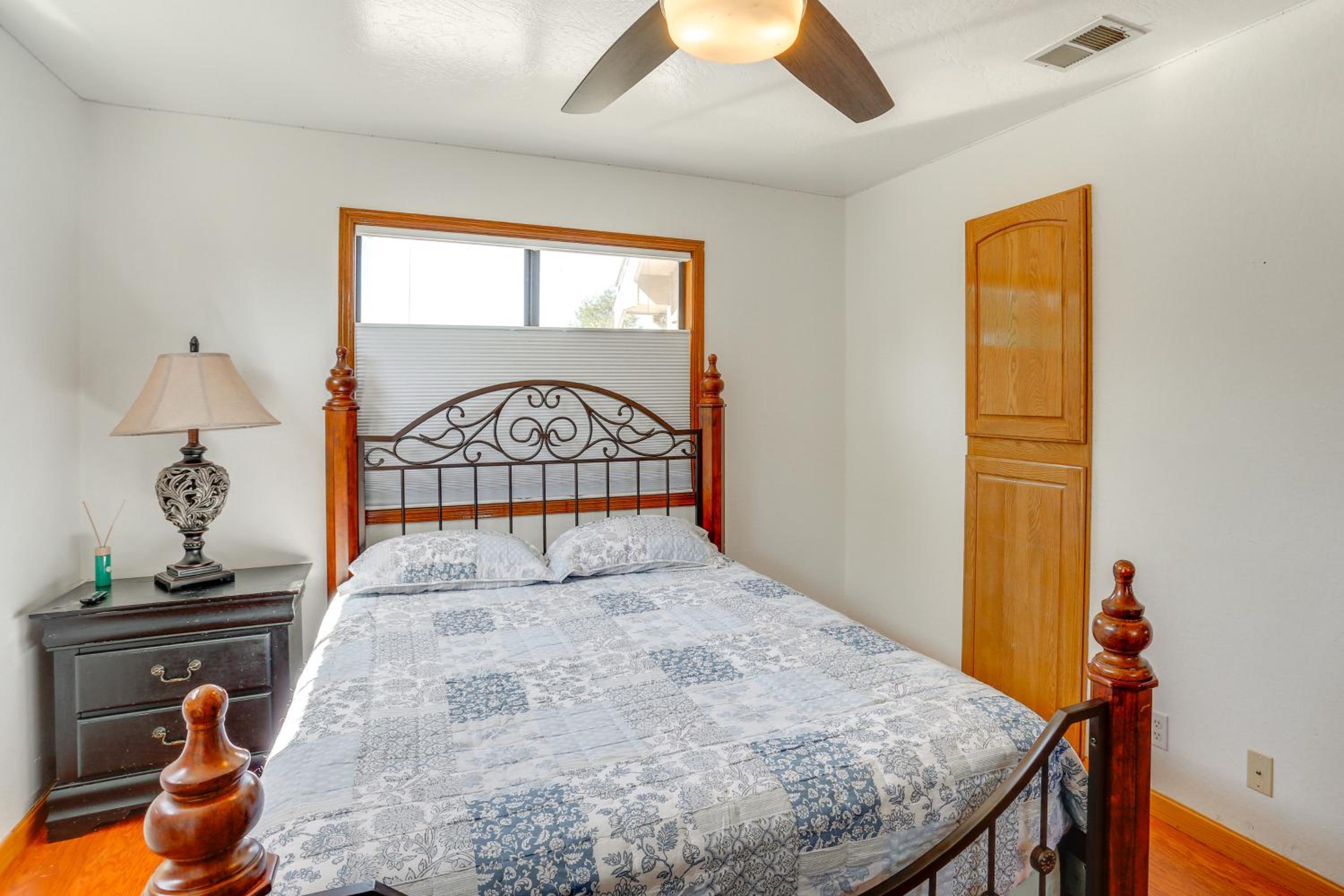 3 Mi to Sequoia Park Zoo Spacious Home with Sunroom