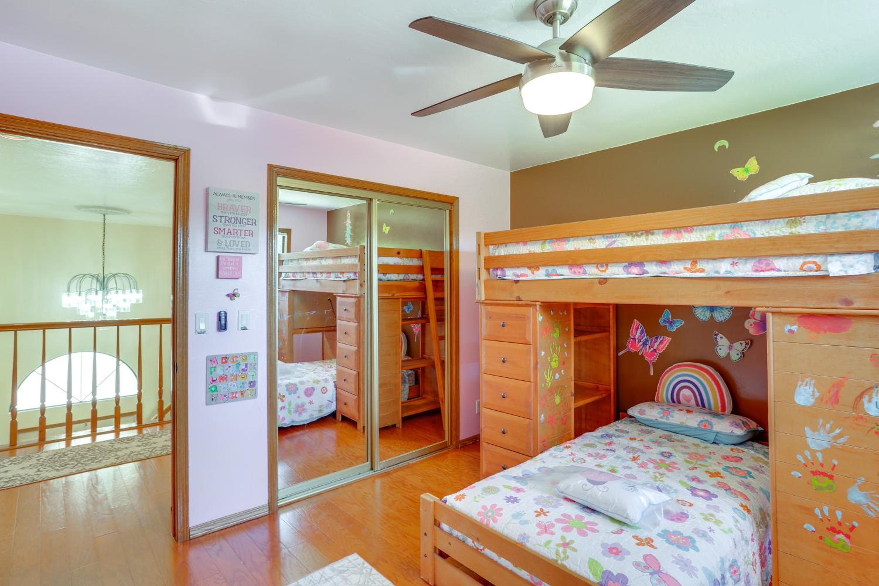 3 Mi to Sequoia Park Zoo Spacious Home with Sunroom